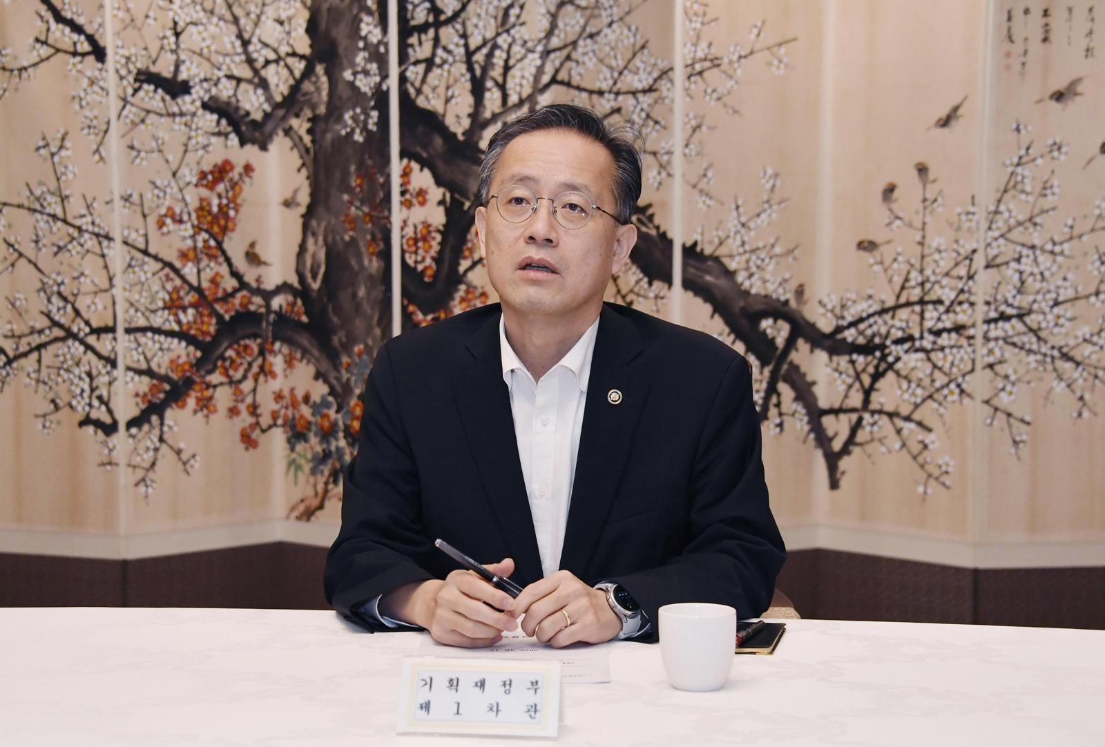 이형일 기획재정부 차관이 17일 서울 종로구 정부서울청사에서 시장상황점검회의를 주재하고 있다. (사진=기획재정부 제공) 2025.10.17.