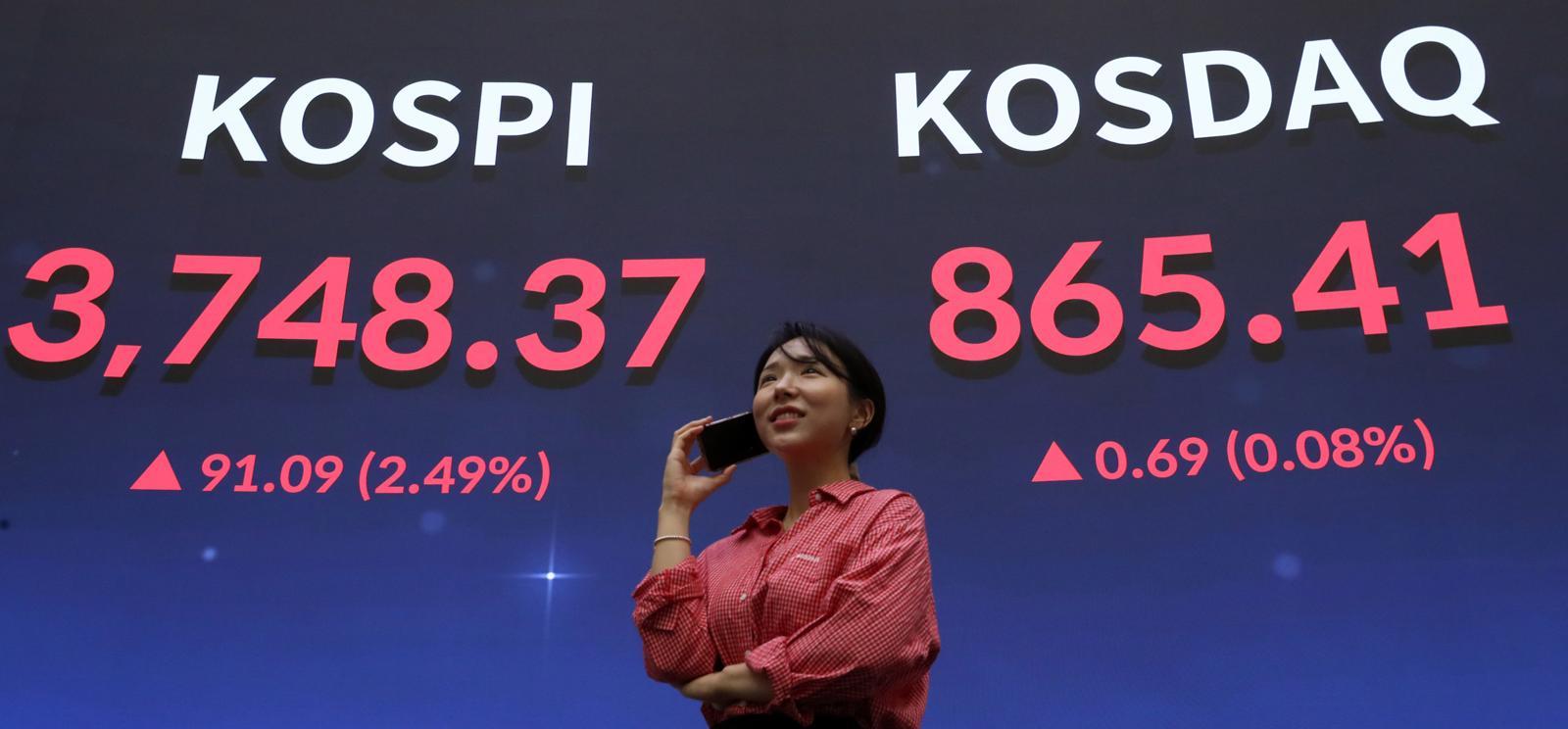 코스피가 전 거래일(3657.28)보다 91.09포인트(2.49%) 오른 3748.37에 마감한 16일 오후 서울 영등포구 한국거래소 서울사무소 홍보관에 지수가 표시되고 있다.  코스닥 지수는 전 거래일(864.72)보다 0.69포인트(0.08%) 상승한 865.41에 거래를 종료했다. 원·달러 환율은 전 거래일(1421.3원)보다 3.4원 내린 1417.9원에 주간 거래를 마감했다. 2025.10.16 뉴시스