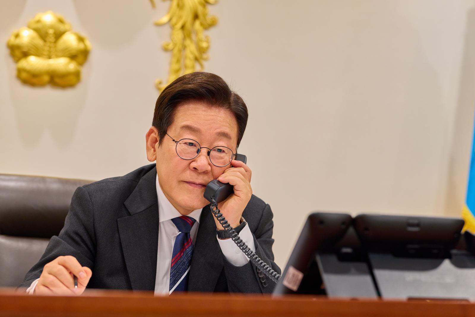 이재명 대통령이 16일 서울 용산 대통령실 청사 집무실에서 아누틴 찬위라꾼 태국 총리와 전화 통화하고 있다. 대통령실 제공