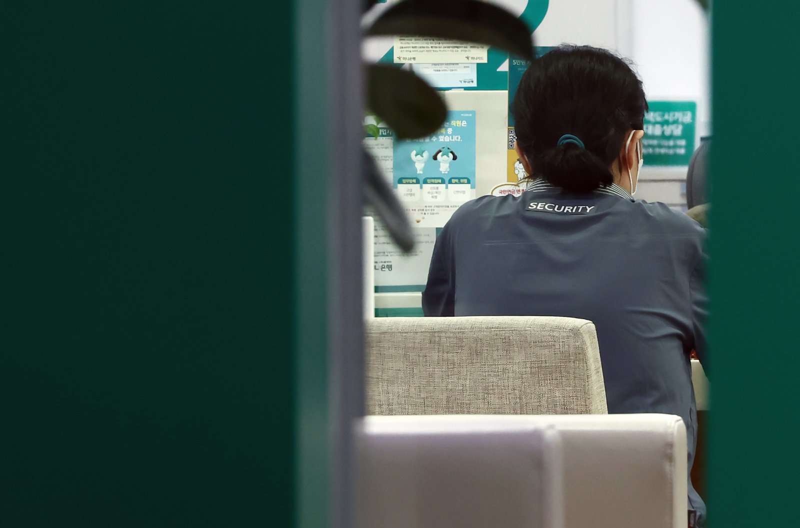 3차 부동산 대책이 발표된 15일 오후 서울 시내의 한 은행에서 시민들이 상담을 받고 있다. 2025.10.15 뉴스1