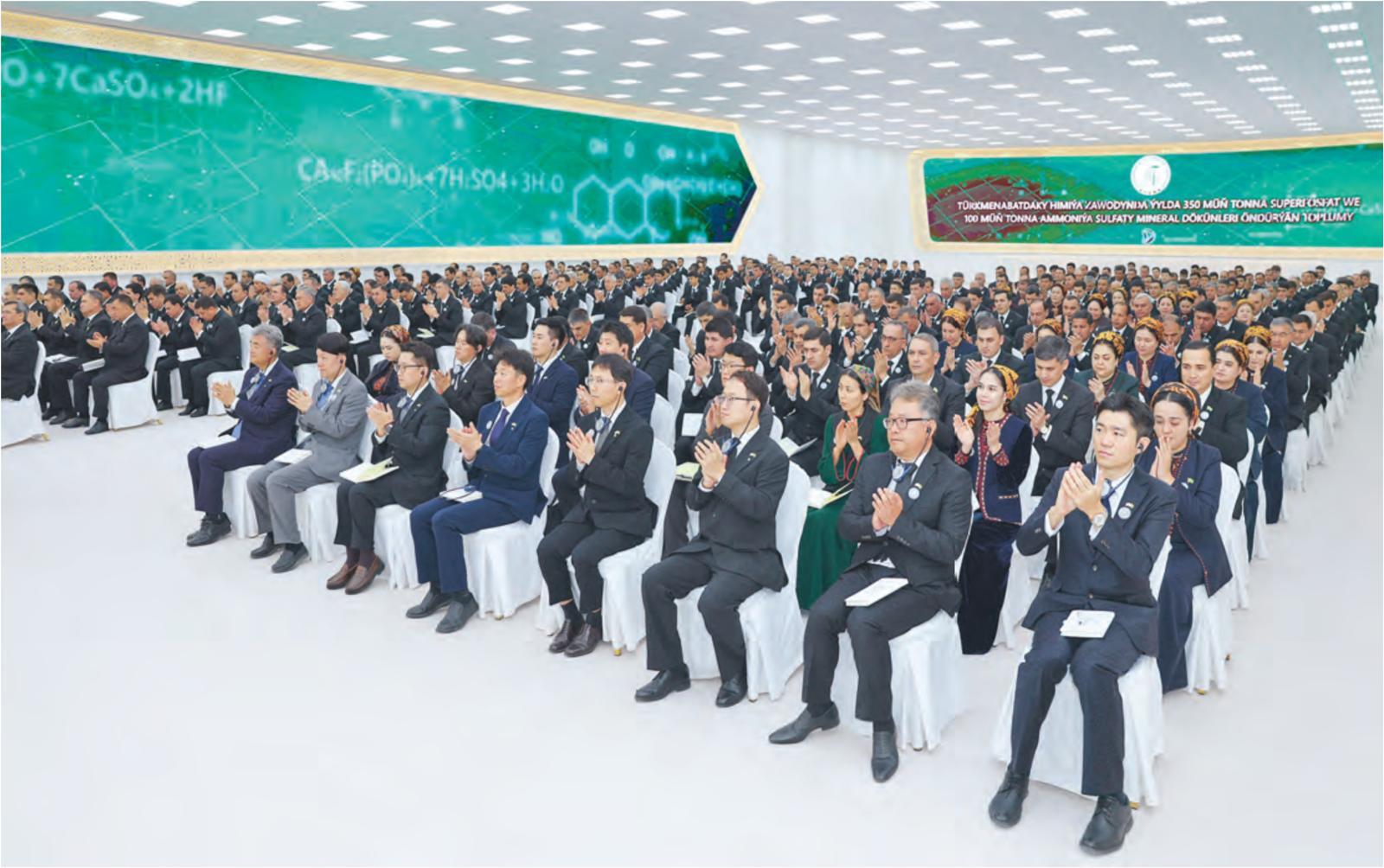 대우건설 정원주 회장 및 임직원들이 15일 투르크메니스탄 투르크메나밧에서 열린 ‘미네랄 비료 플랜트’ 기공식에 참석했다.