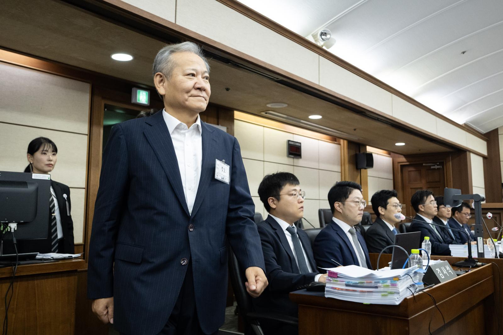 이상민 전 행정안전부 장관이 17일 서울 서초구 서울중앙지법에서 열린 내란 중요임무 종사 등 혐의 첫 공판기일에 출석하고 있다. 2025.10.17 사진공동취재단