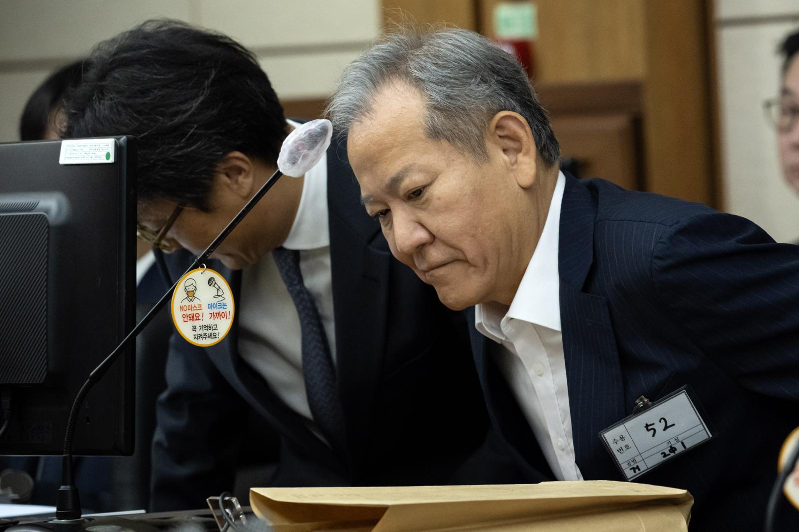 이상민 전 행정안전부 장관이 17일 서울 서초구 서울중앙지법에서 열린 내란 중요임무 종사 등 혐의 첫 공판기일에 출석하고 있다. 2025.10.17 사진공동취재단