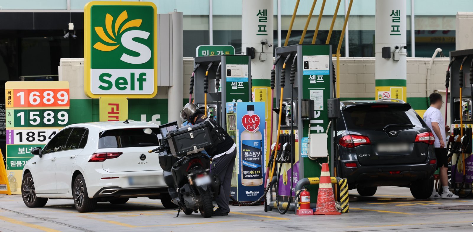 12일 서울 시내 한 주유소에 유가 가격이 게시되어 있다.  지난 11일 한국석유공사 유가정보시스템 오피넷에 따르면 10월 둘째 주 휘발유 평균 판매가격은 리터(L)당 1663.2원으로 전주 대비 1.9원 상승했다. 경유 판매가격은 1535.6원으로 2.6원 올랐다. 2025.10.12. [서울=뉴시스]