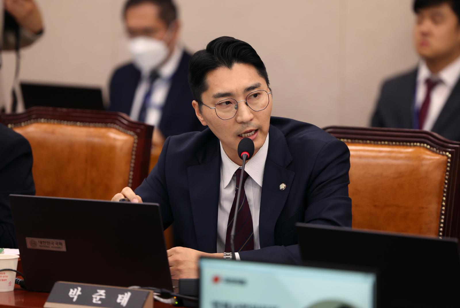 박준태 국민의힘 의원이 14일 오후 서울 여의도 국회 법제사법위원회에서 열린 법무부 등에 대한 국정감사에서 정성호 장관에게 질의하고 있다. 2025.10.14 뉴시스