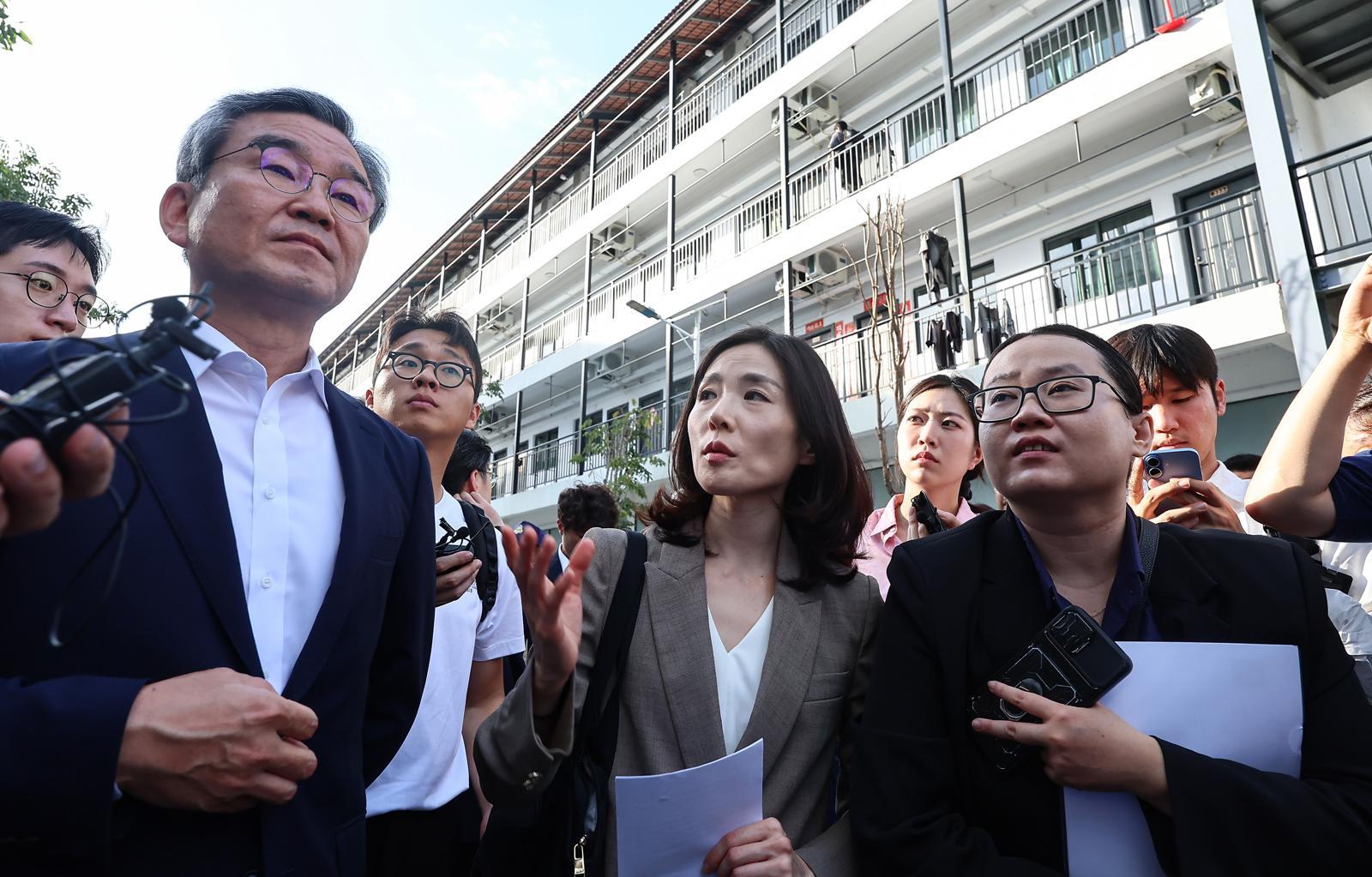 김진아 외교부 2차관과 박성주 경찰청 국가수사본부장이 16일(현지시간) 캄보디아 온라인스캠범죄단지로 알려진 태자단지를 방문해 현장점검하고 있다. 2025.10.16/뉴스1