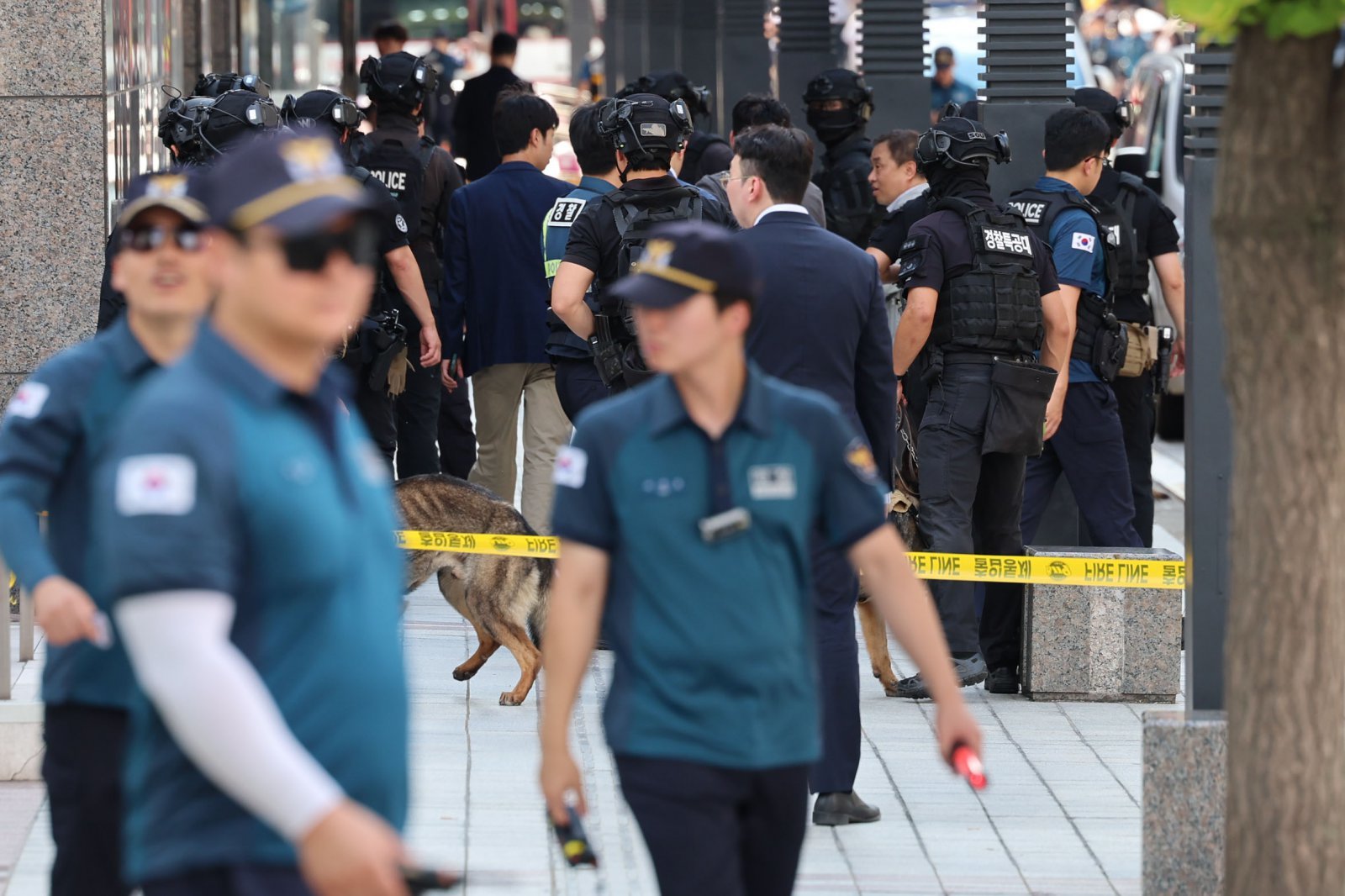5일 오후 서울 중구 신세계백화점 본점에 폭발물을 설치했다는 신고가 접수돼 경찰특공대와 폭발물 탐지견이 주변을 수색한 뒤 철수하고 있다. 2025.08.05. [서울=뉴시스]