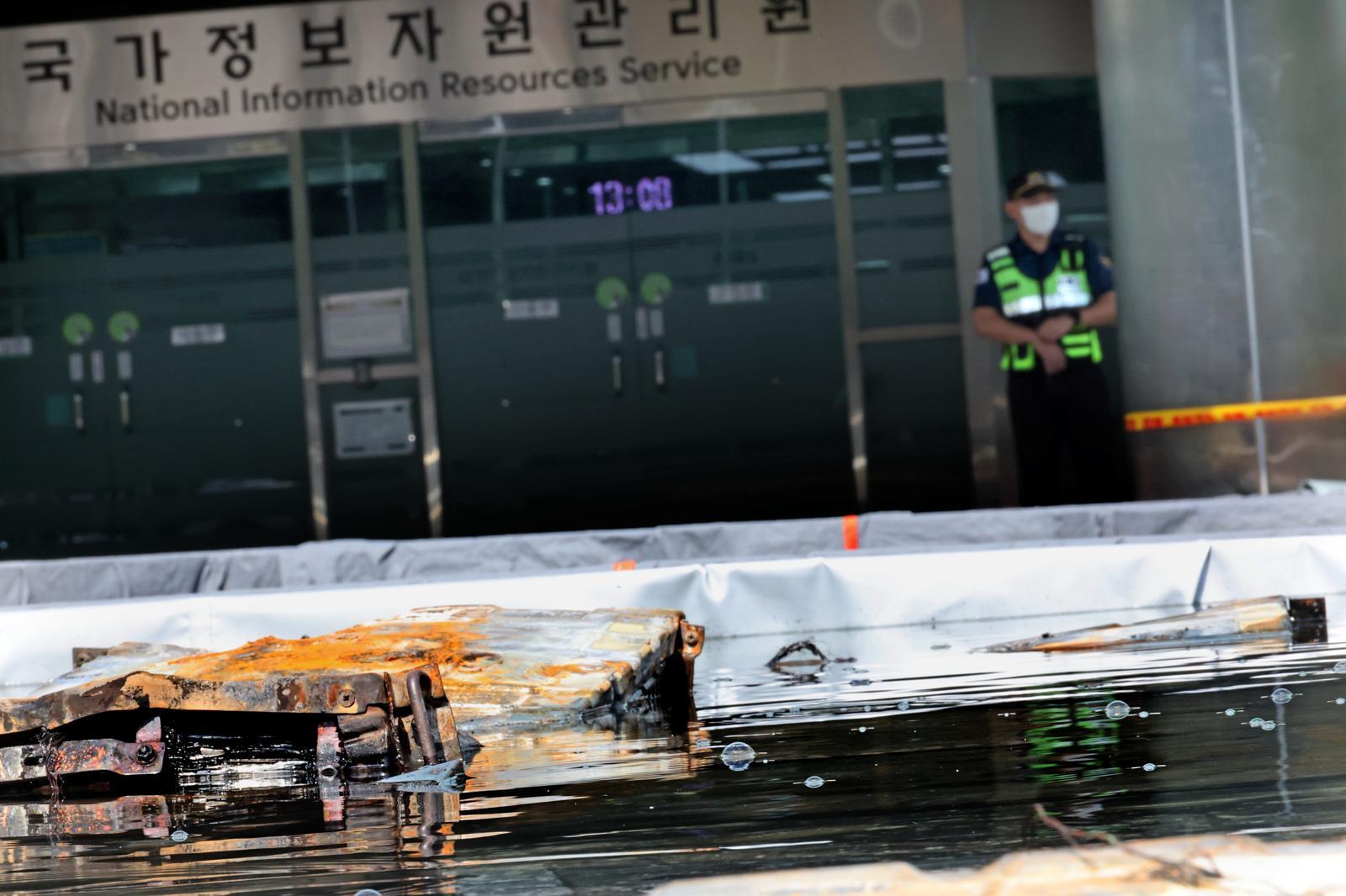 1일 오후 대전 유성구 국가정보자원관리원 화재현장에 설치된 외부 냉각 침수조의 리튬이온 배터리에서 화학작용으로 인한 기포가 올라오고 있다. 뉴스1