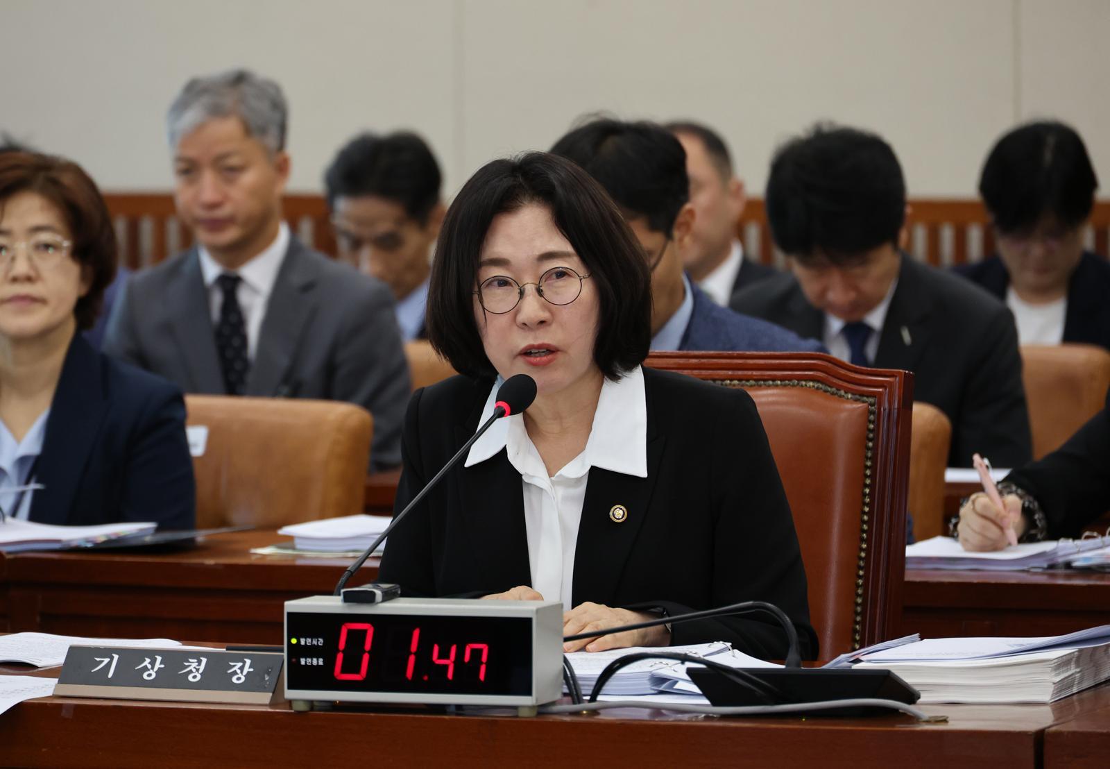 이미선 기상청장이 17일 서울 여의도 국회에서 열린 기후에너지환경노동위원회 국정감사에서 의원 질의에 답하고 있다. 2025.10.17. [서울=뉴시스]