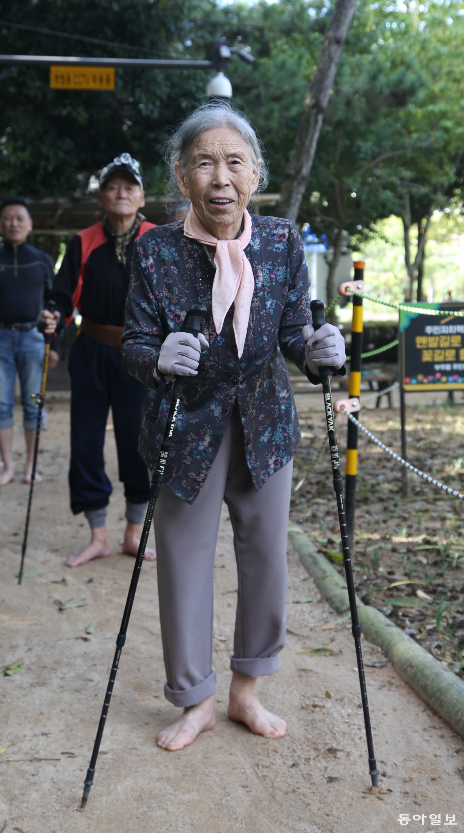 노순자 씨가 전남 목포시 옥암동 초당산에서 맨발걷기를 하고 있다.. 목포=양종구 기자 yjongk@donga.com