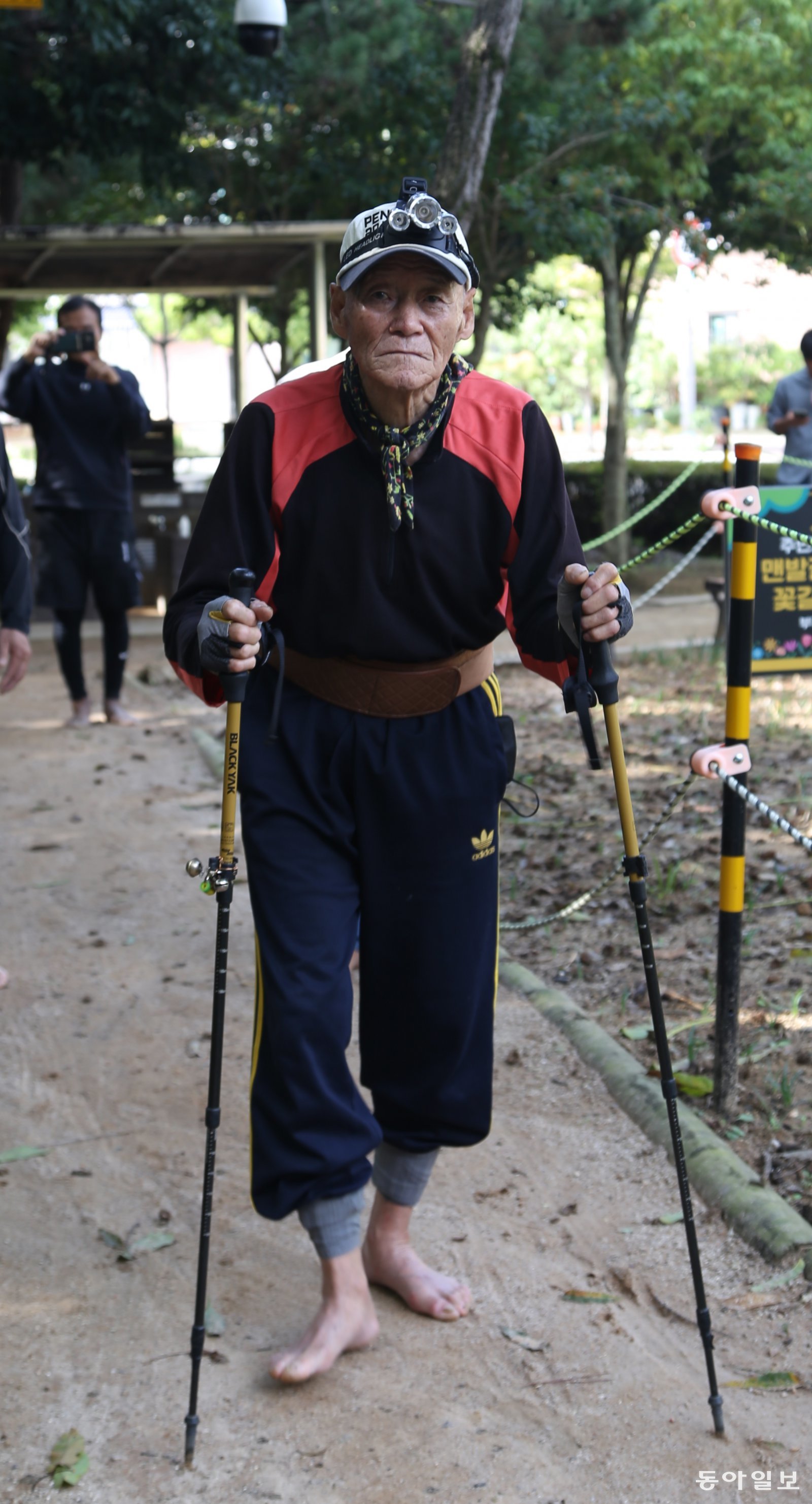 이양주 씨가 전남 목포시 옥암동 초당산에서 맨발걷기를 하고 있다. 목포=양종구 기자 yjongk@donga.com