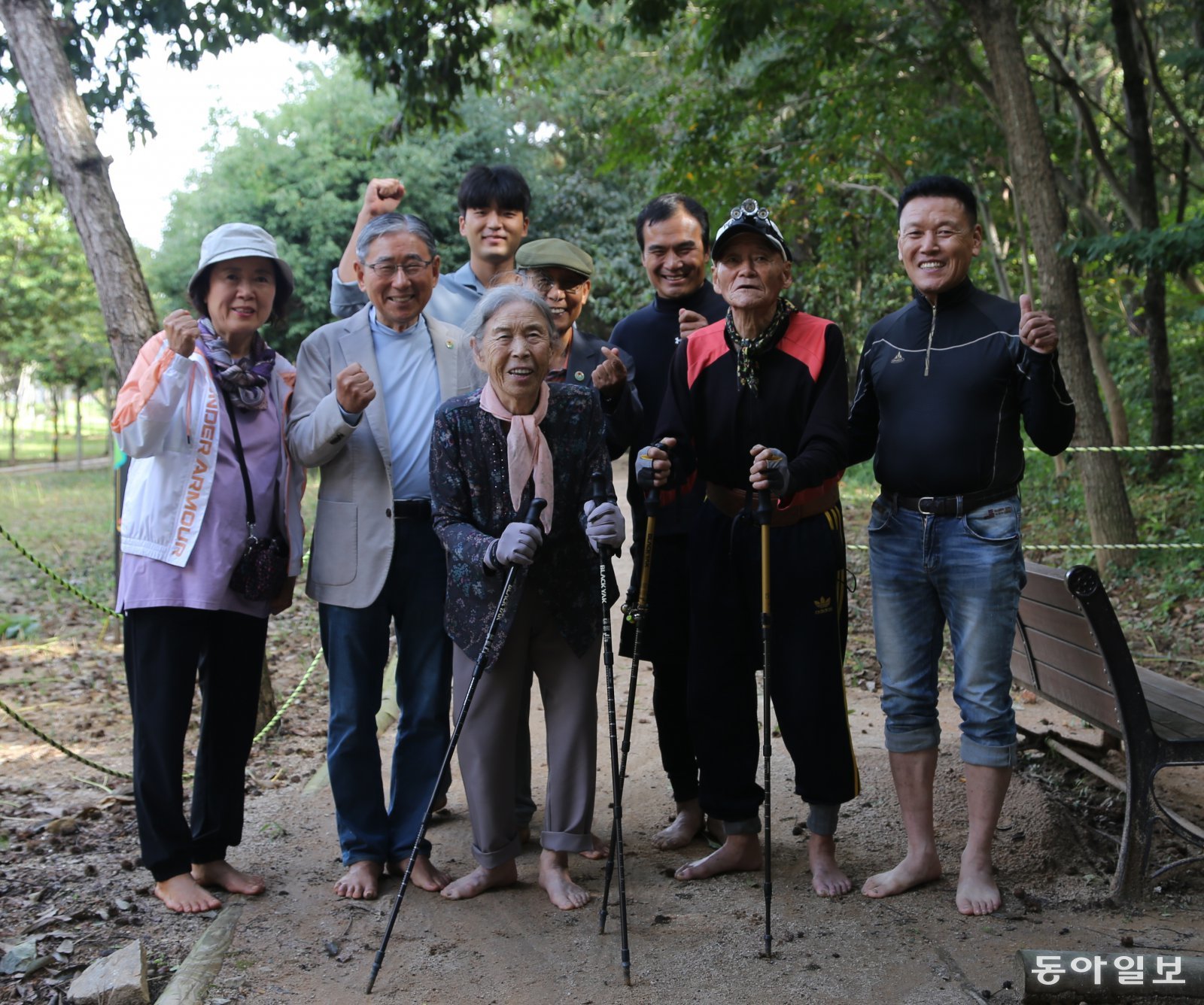 이호성 씨(오른쪽)가 어머니 노순자, 아버지 이양주 씨, 박동창 맨발걷기국민운동본부 회장(왼쪽에서 두번째) 등과 함께 전남 목포시 옥암동 초당산에서 카메라 앞에 섰다. 목포=양종구 기자 yjongk@donga.com