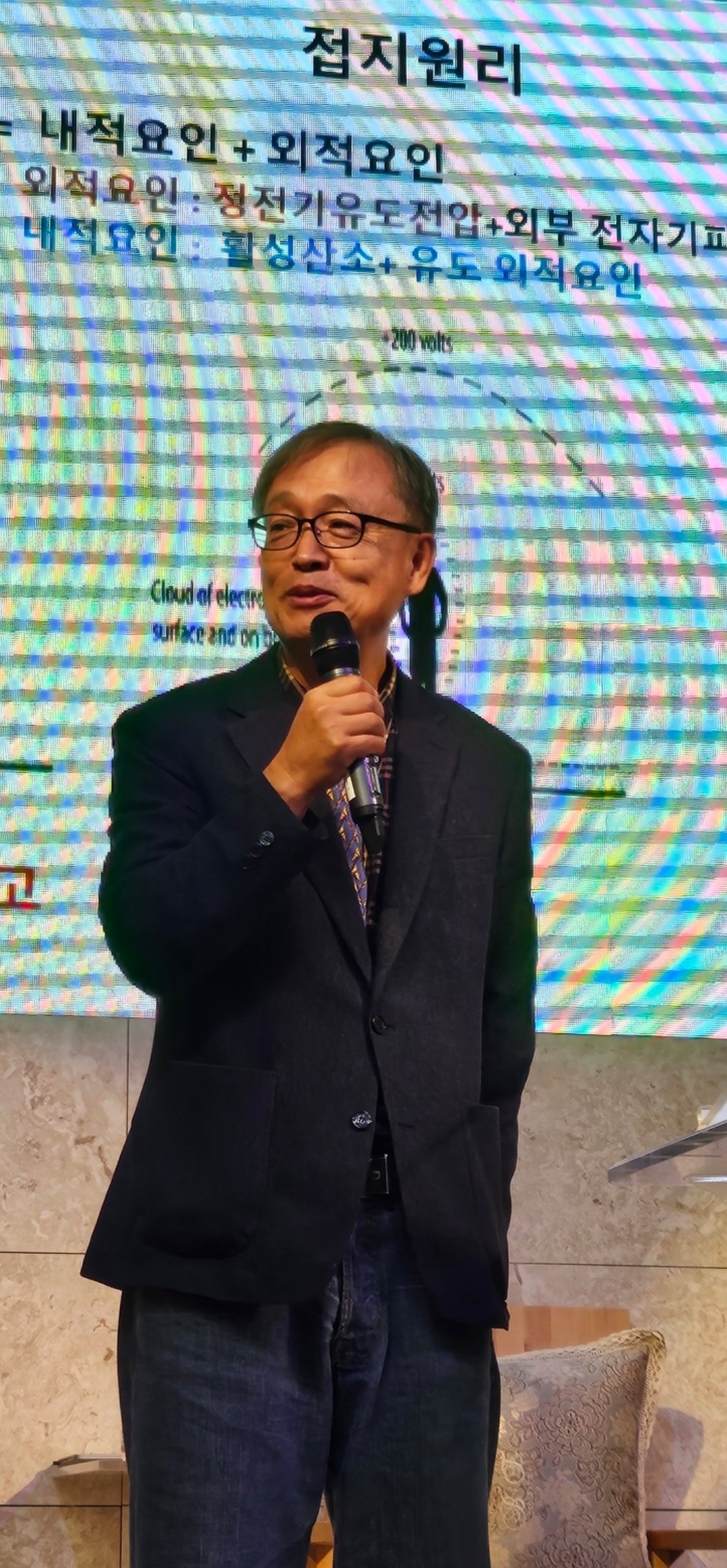 고장면 대전 국립 한밭대 교수가 맨발걷기의 효과에 대해 설명하고 있다.. 맨발걷기국민운동본부 제공.