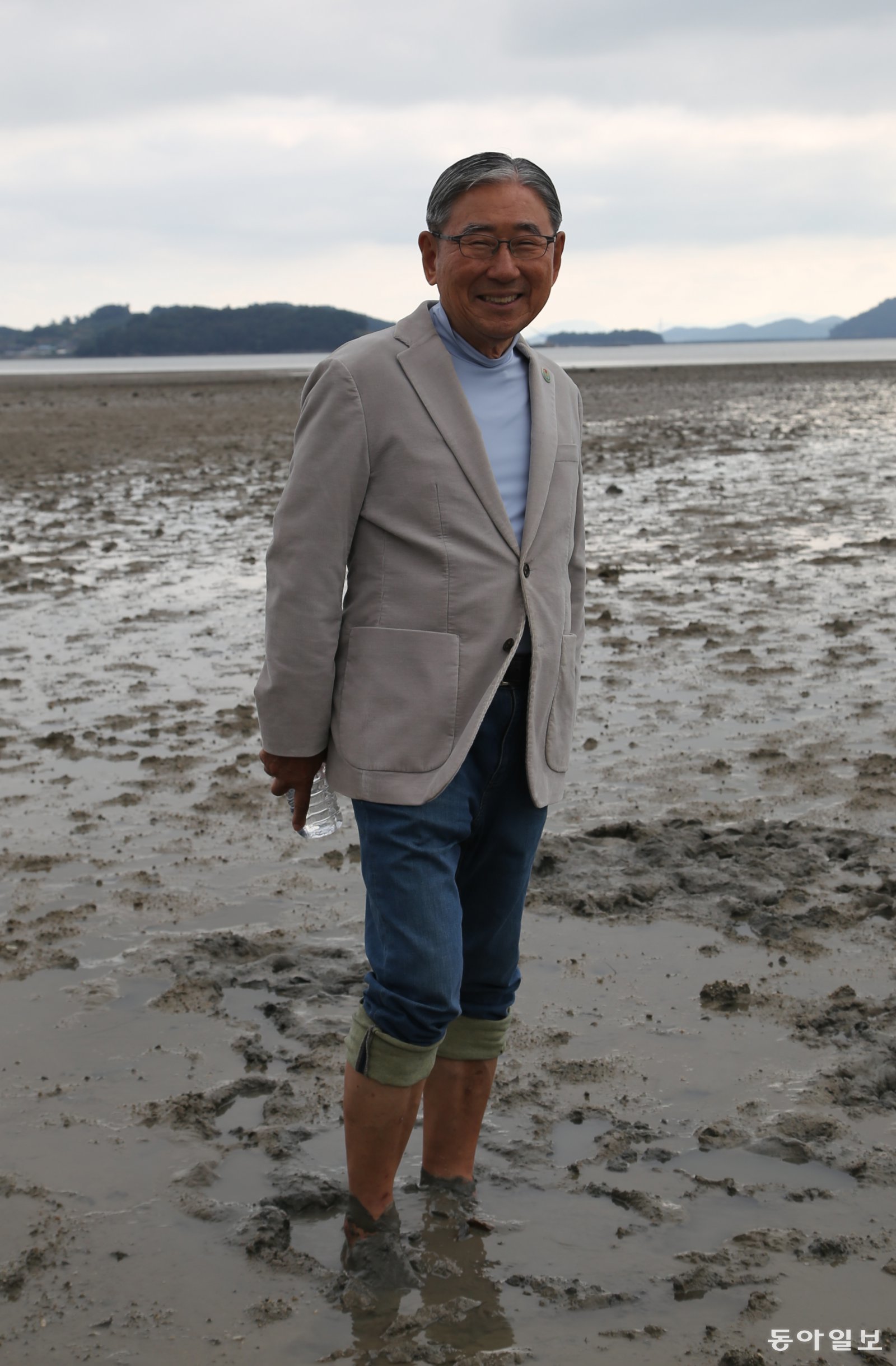 박동창 맨발걷기국민운동본부 회장이 전남 무안군 청계면 하늘별바다펜선 앞 갯벌에서 맨발걷기를 하다 활짝 웃고 있다. 무안=양종구 기자 yjongk@donga.com