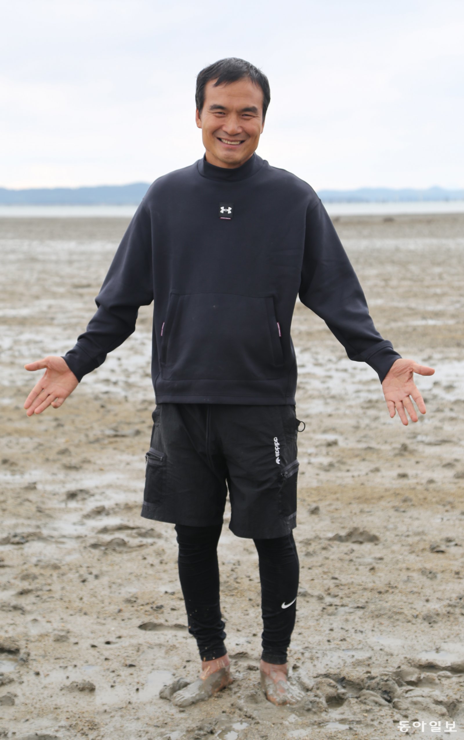 고필호 씨가 자신이 운영하는 전남 무안군 청계면 하늘별바다펜선 앞 갯벌에서 맨발걷기를 하다 활짝 웃고 있다. 무안=양종구 기자 yjongk@donga.com