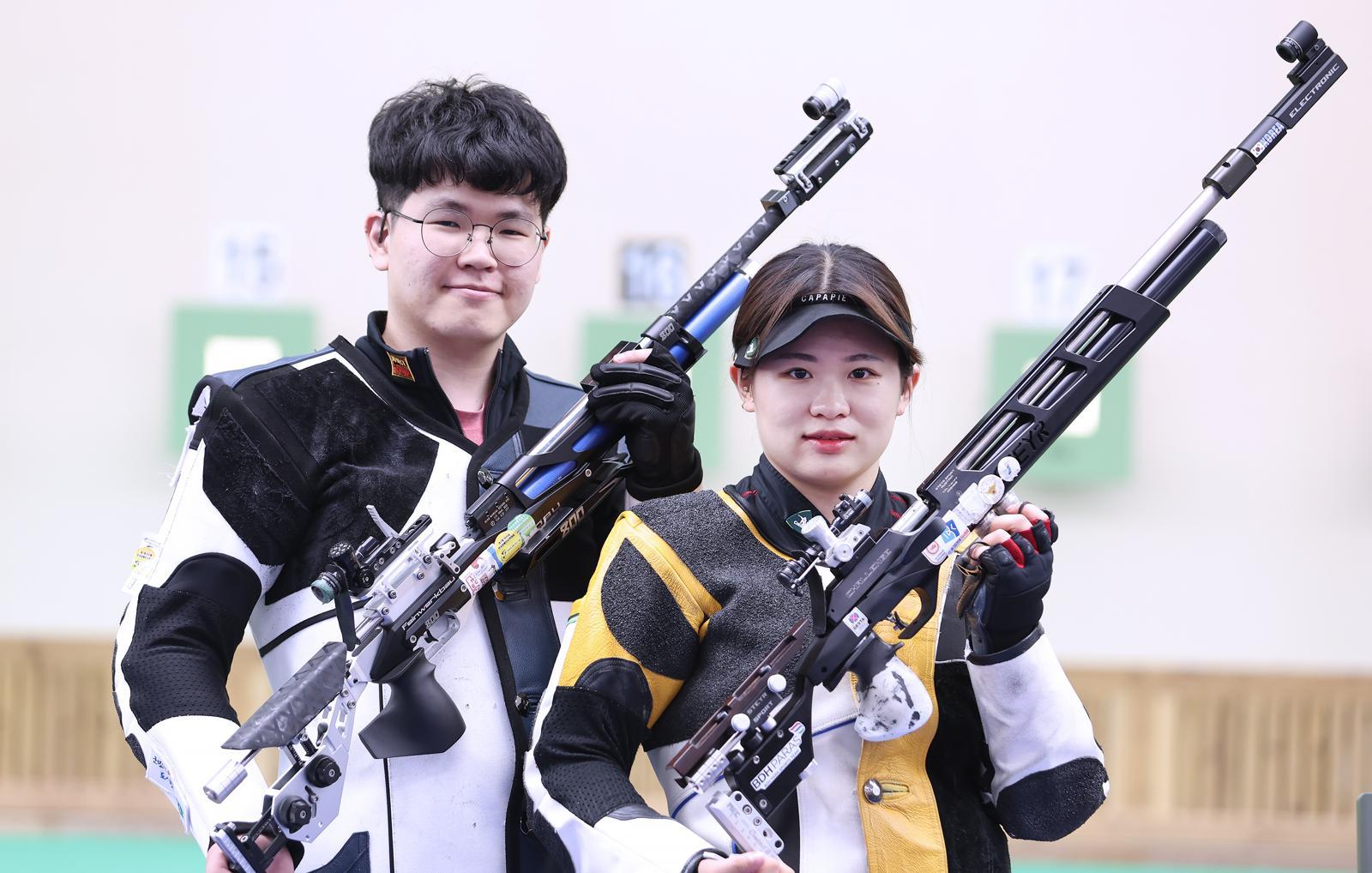 김우림(왼쪽)은 초등학교 6학년 때 누나 김고운의 훈련을 구경하다 사격을 시작했다. 그런 그가 이젠 누나를 넘어 한국을 대표하는 사격 선수로 성장했다. 김고운은 김우림이 비장애인 태극마크를 다는 2026년부터 지도자 생활을 시작한다. 대한장애인체육회 제공