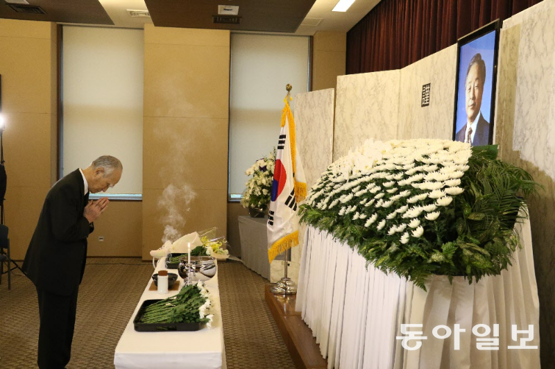 2015년 11월 25일 무라야마 도미이치 전 일본 총리가 일본 도쿄 주일 한국대사관에 마련된 김영삼 전 대통령 분향소를 찾아 조문하는 모습. 동아일보 DB