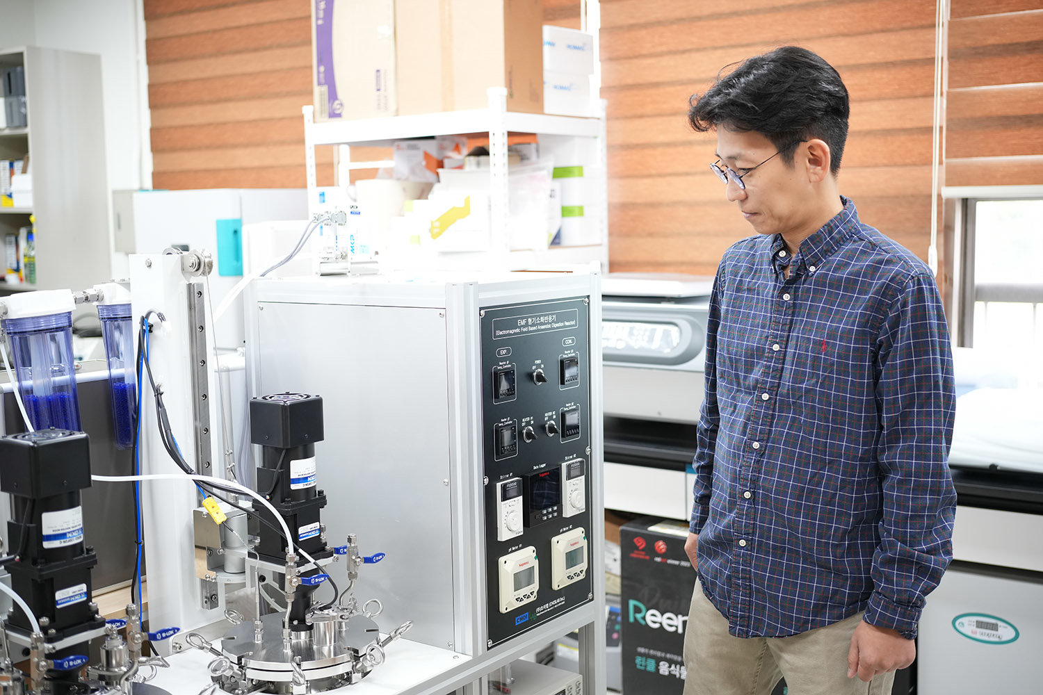 바이오가스화 미생물 활성화 장치를 시연 중인 최용근 대표 / 출처=IT동아