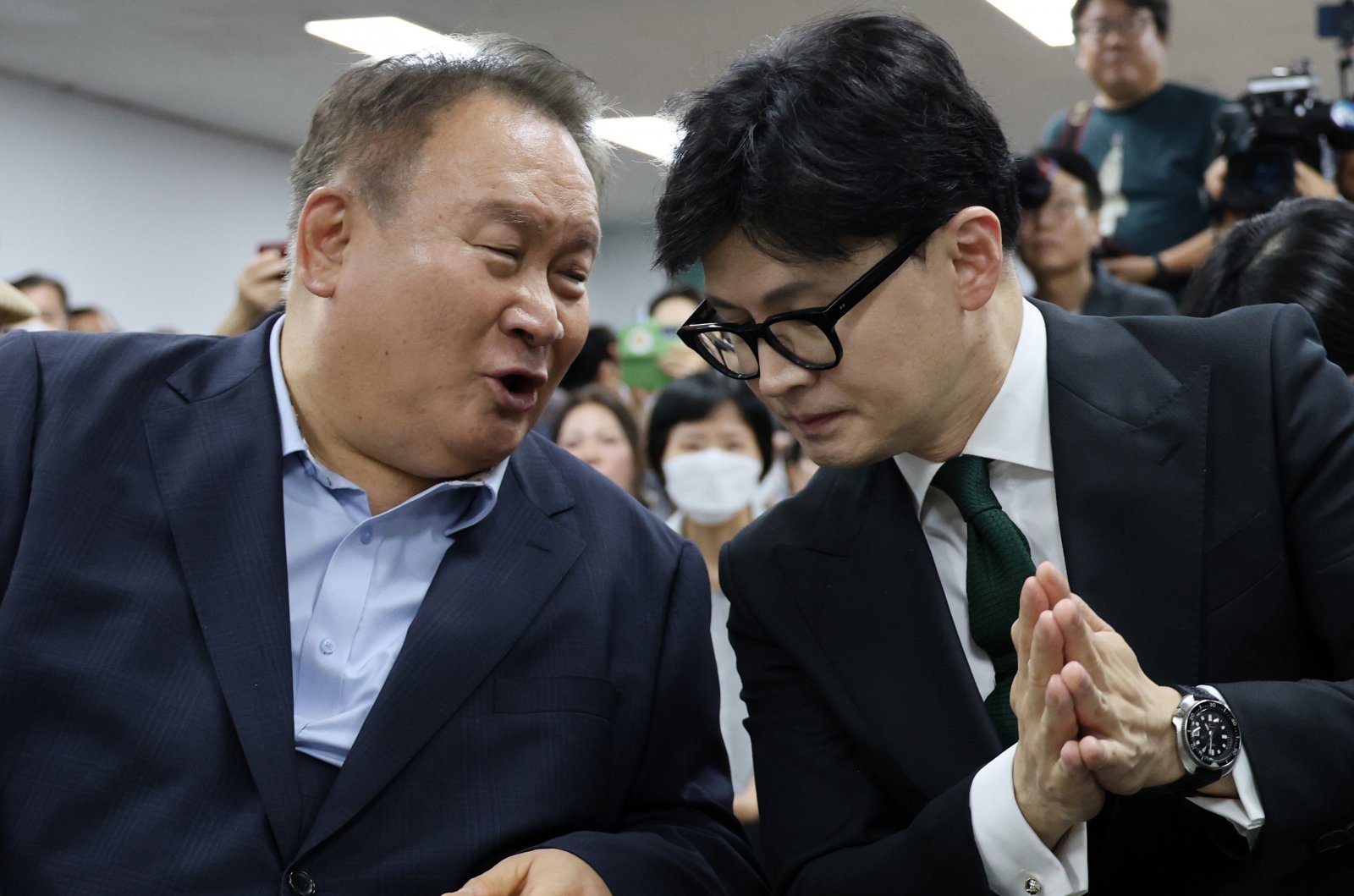 한동훈 전 국민의힘 대표가 지난해 8월 27일 대전시당 이전 개소식에 참석해 고(故) 이상민 전 의원과 대화하고 있다. ⓒ News1