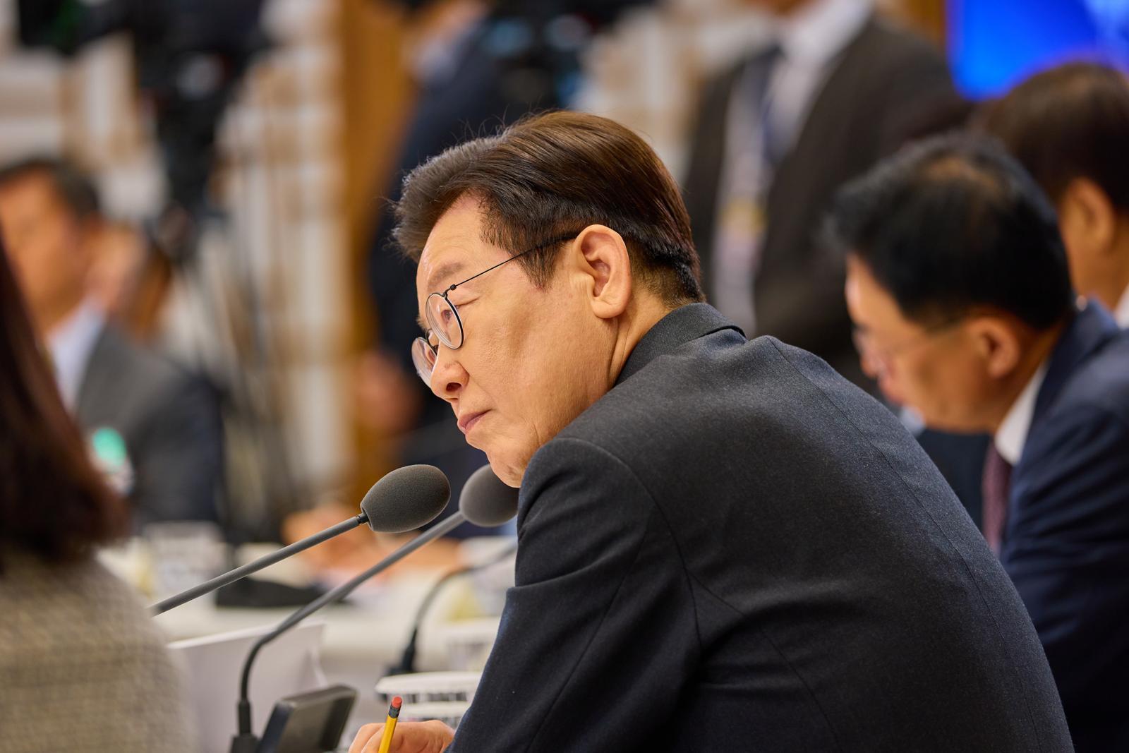 이재명 대통령이 16일 서울 용산 대통령실 청사에서 열린 제2차 핵심규제 합리화 전략회의를 주재하고 있다. 2025.10.16 대통령실 제공