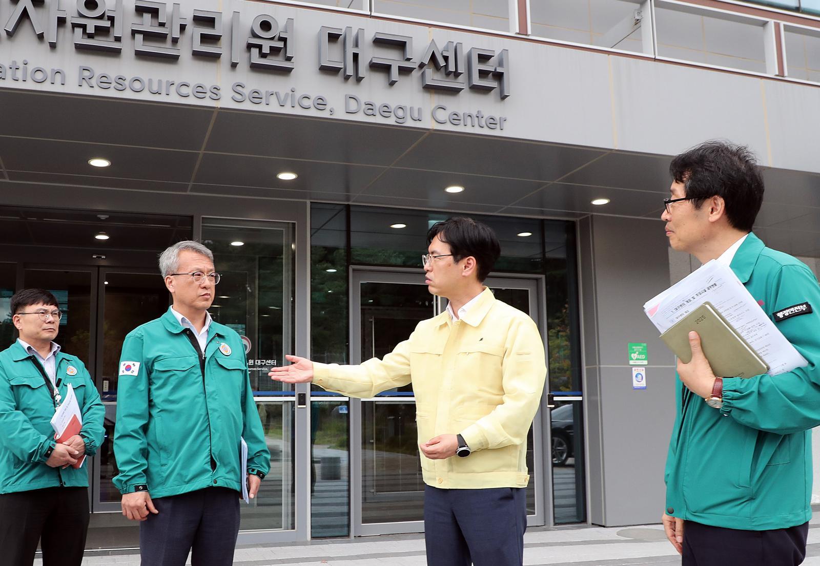 김민재 행정안전부 차관이 8일 오후 대구 동구 국가정보자원관리원 대구센터를 방문해 대전 본원 화재로 전소된 정부시스템 이전 준비 현황을 청취하고 시설물을 점검하고 있다. (사진=행정안전부 제공)