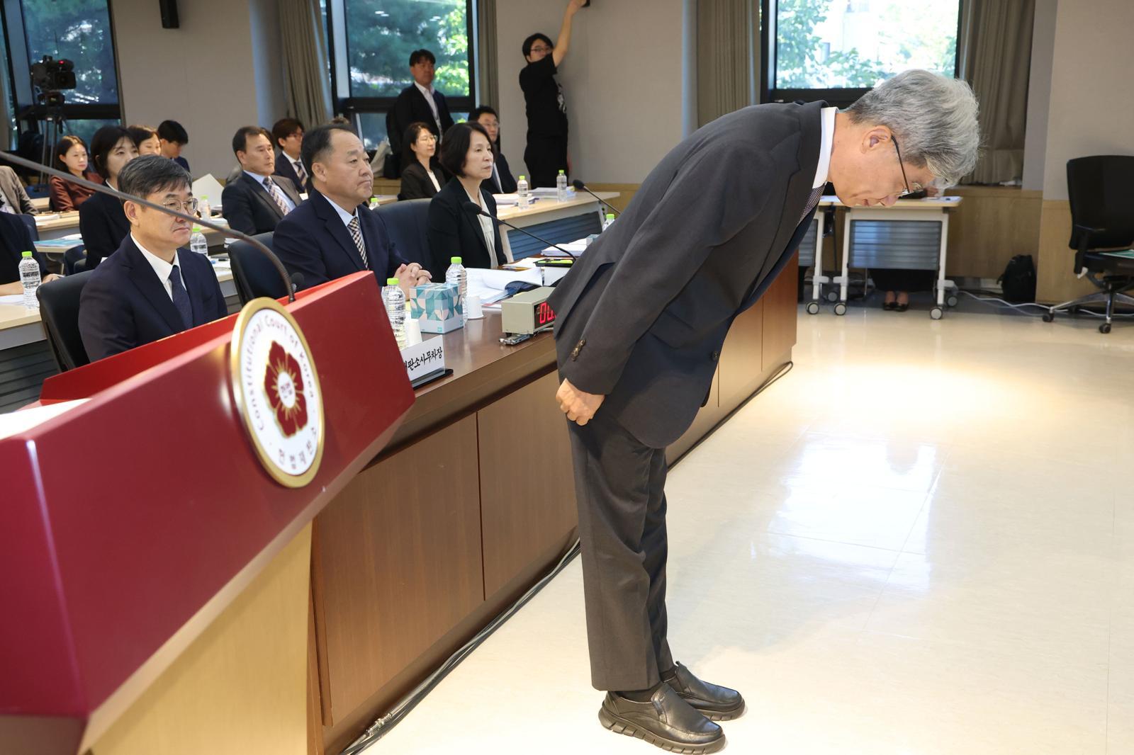 김상환 헌법재판소장이 17일 오전 서울 종로구 헌법재판소에서 열린 국회 법제사법위원회의 헌법재판소, 헌법재판연구원에 대한 국정감사에서 인사하고 있다. 2025.10.17/뉴스1