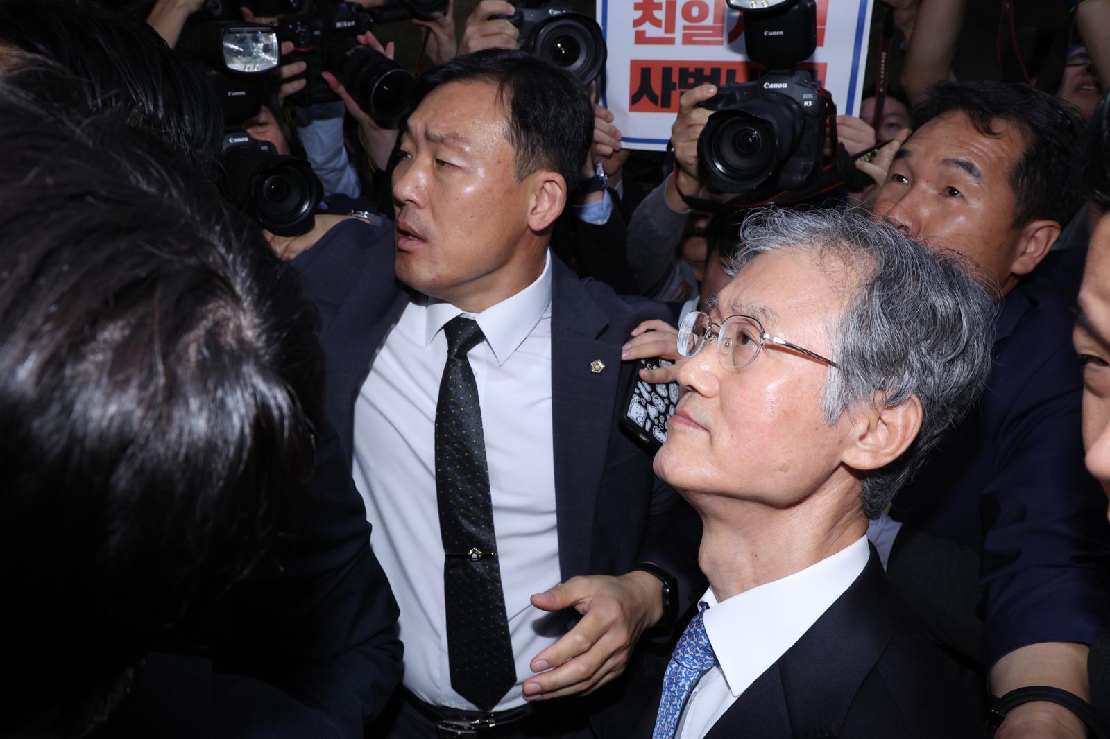 조희대 대법원장이 지난 13일 서울 여의도 국회에서 열린 법제사법위원회의 대법원 등에 대한 국정감사가 정회되자 회의실을 나서고 있다. 2025.10.13/뉴스1