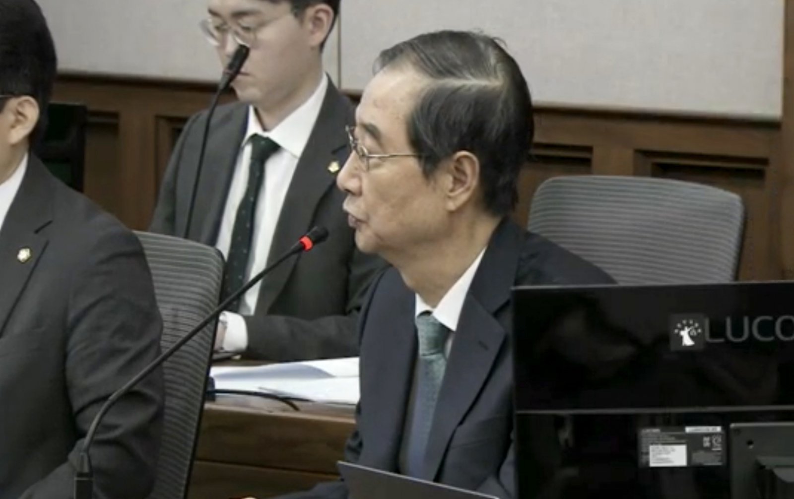 한덕수 전 국무총리가 13일 서울 서초구 서울중앙지법에서 내란 우두머리 방조 혐의 등 2차 공판에서 발언하고 있다. (서울중앙지법 제공) 2025.10.13 뉴스1