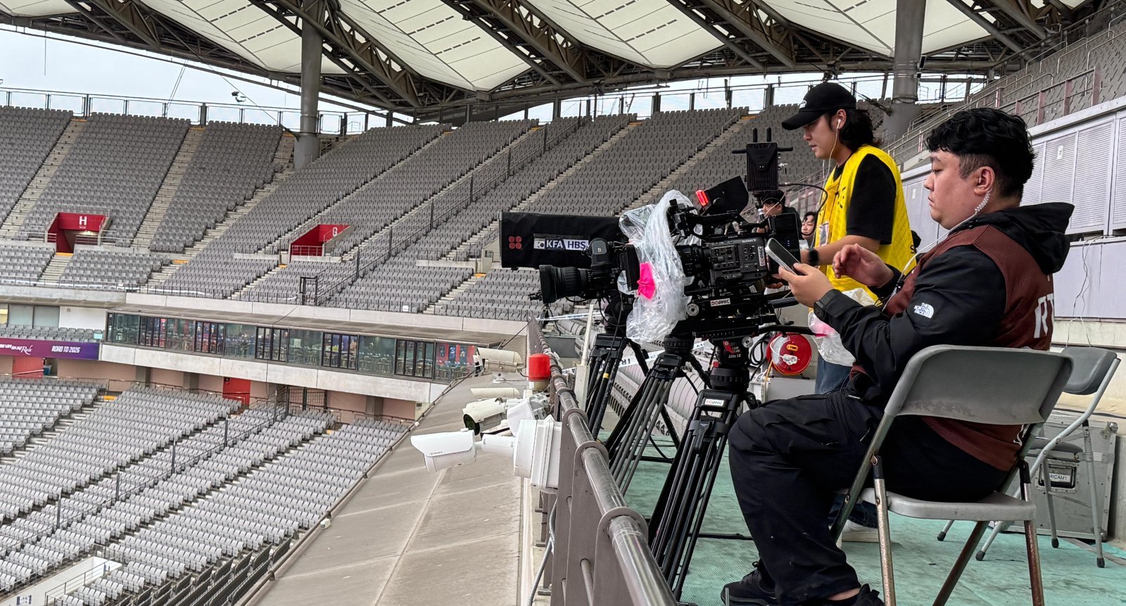 서울월드컵경기장에 설치된 비프로의 인공지능(AI) 카메라. 10일 열린 한국과 브라질의 A매치 경기를 중계하기 위해 설치된 방송용 카메라들 사이로 난간에 카메라 세 대가 보인다. 이 카메라들은 경기장을 좌우로 나눠 촬영한 뒤 이어 붙여 ‘한눈에 보는 경기장’을 구현한다. 대한축구협회 제공