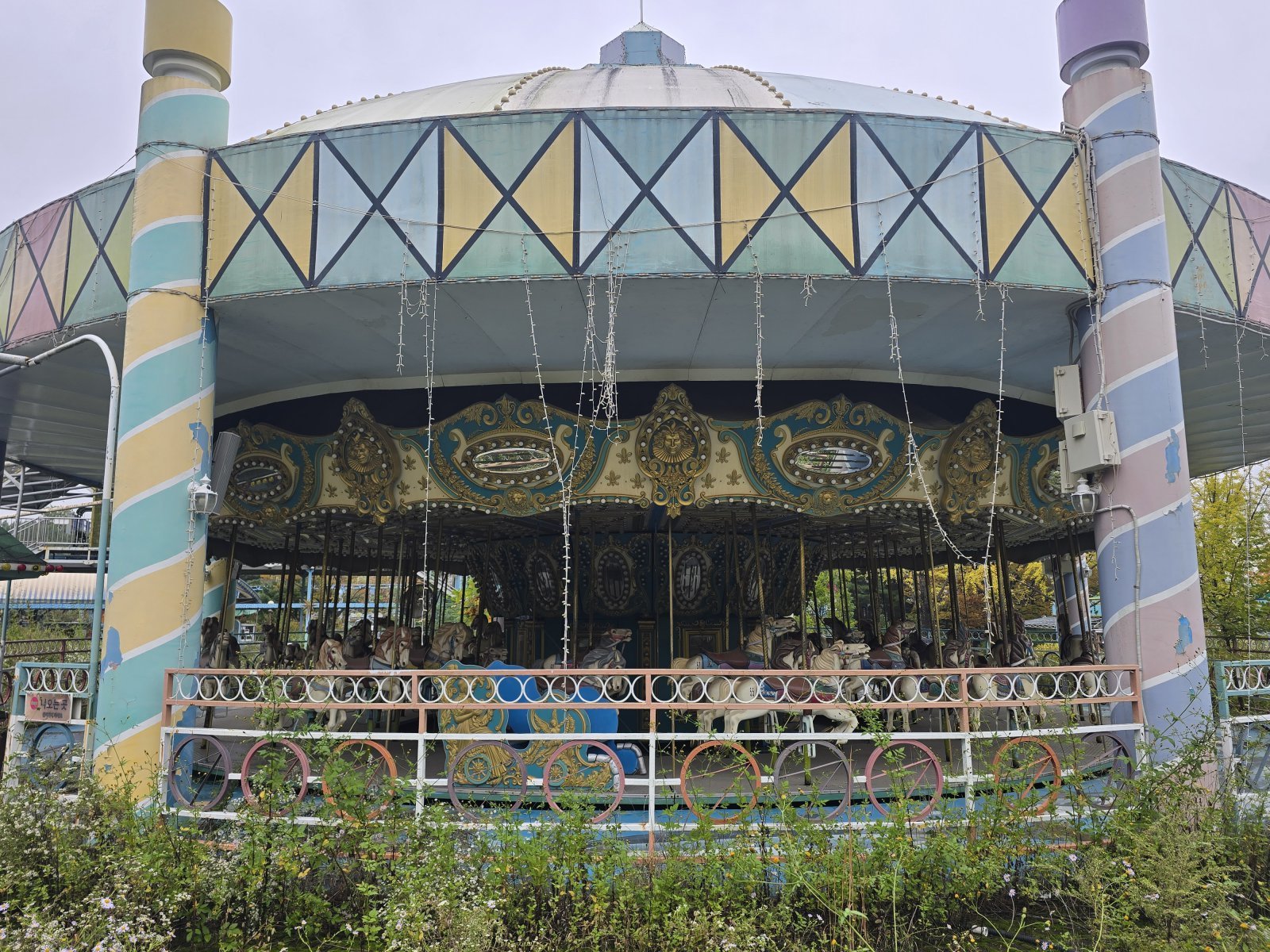 2020년 신종 코로나바이러스 감염증 사태 이후 5년 넘게 휴장 중인 경남 양산시 통도환타지아 놀이공원 내 회전목마가 멈춰 서 있다. 시설 전체가 흉물처럼 방치되면서 우범지대로 전락할 수 있다는 우려가 나온다. 독자 제공