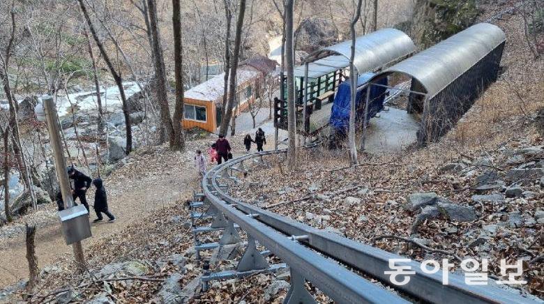 울산 울주군 신불산 모노레일의 운영이 중지된 모습. 산림청 국립자연휴양림관리소가 2018년 20억 원을 들여 설치했지만, 개통 첫날 전원이 끊겨 운행을 멈춘 뒤 5년간 방치됐다가 결국 철거됐다. 동아일보DB