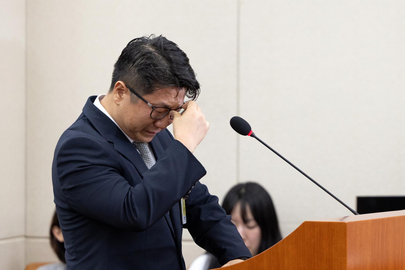 문지석 검사가 15일 서울 여의도 국회에서 열린 기후에너지환경노동위원회 고용노동부 등에 대한 국정감사에 쿠팡CFS 퇴직금 미지급 검찰 수사 관련 참고인으로 출석해 의원 질의에 답변 중 눈물을 삼키고 있다. 뉴스1