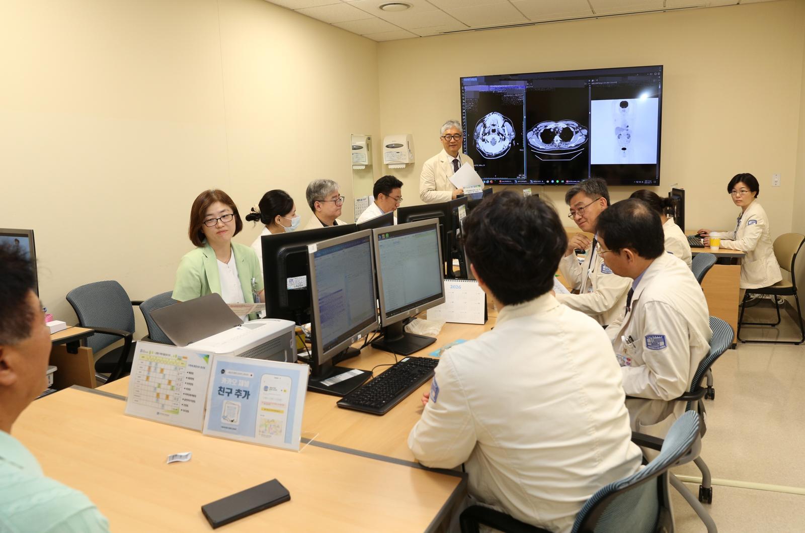 서울성모병원 혈액병원 림프종센터 다학제 협진 현장. 환자(왼쪽)가 참석한 가운데 의료진이 치료법을 제안하고 결정한다. 림프종센터는 올 9월 기준으로 4160여 건의 다학제 협진을 시행했다. 서울성모병원 제공