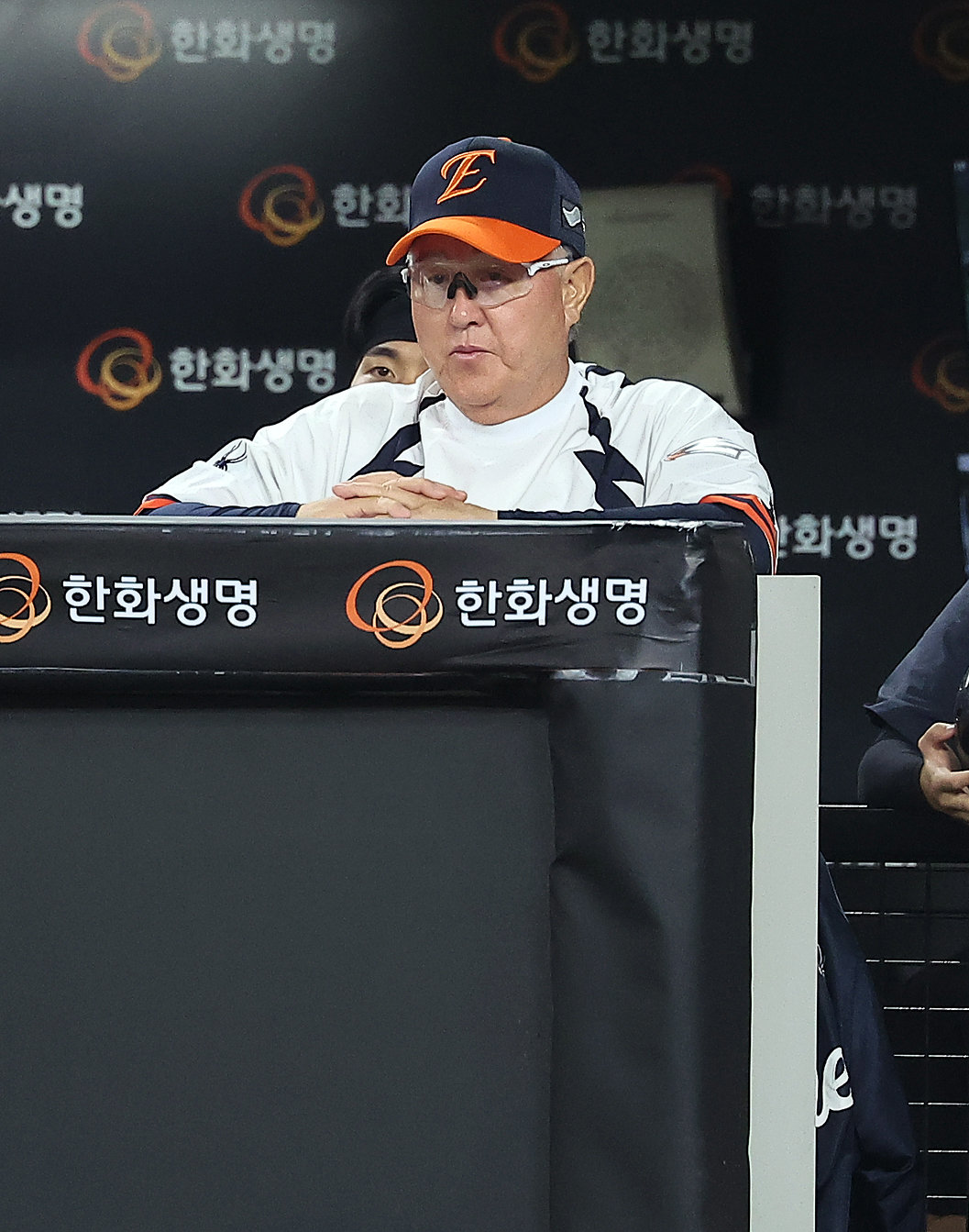 26일 오후 대전 한화생명 볼파크에서 열린 프로야구 ‘2025 신한 SOL뱅크 KBO 리그’ LG 트윈스와 한화 이글스의 경기, 한화 김경문 감독이 5회초 경기를 지켜보고 있다. 2025.9.26/뉴스1