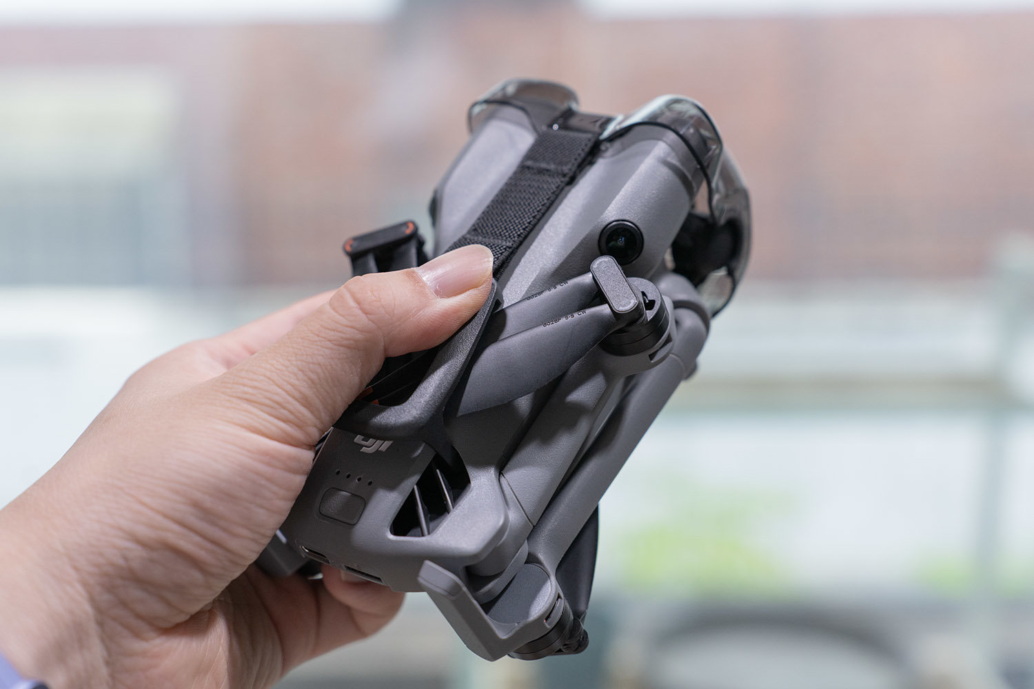 한 손에 들어올 정도로 작다 / 출처=IT동아