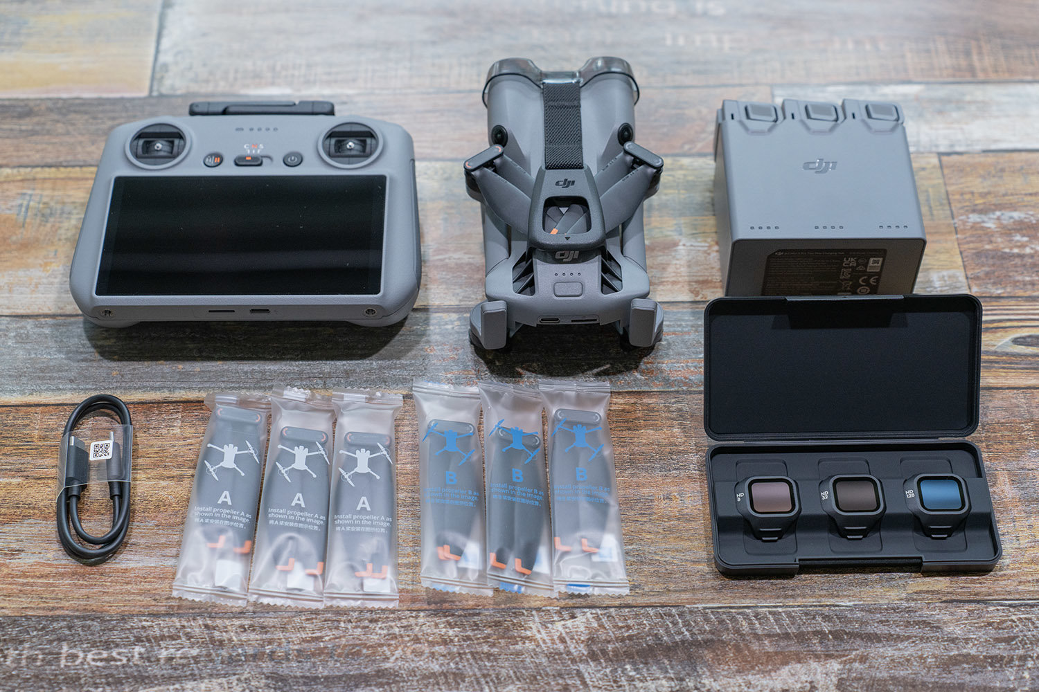 최신 컨트롤러, 배터리, 여분 날개 등 다양한 구성을 갖춘 DJI 미니 5 프로 플라이모어 패키지 / 출처=IT동아