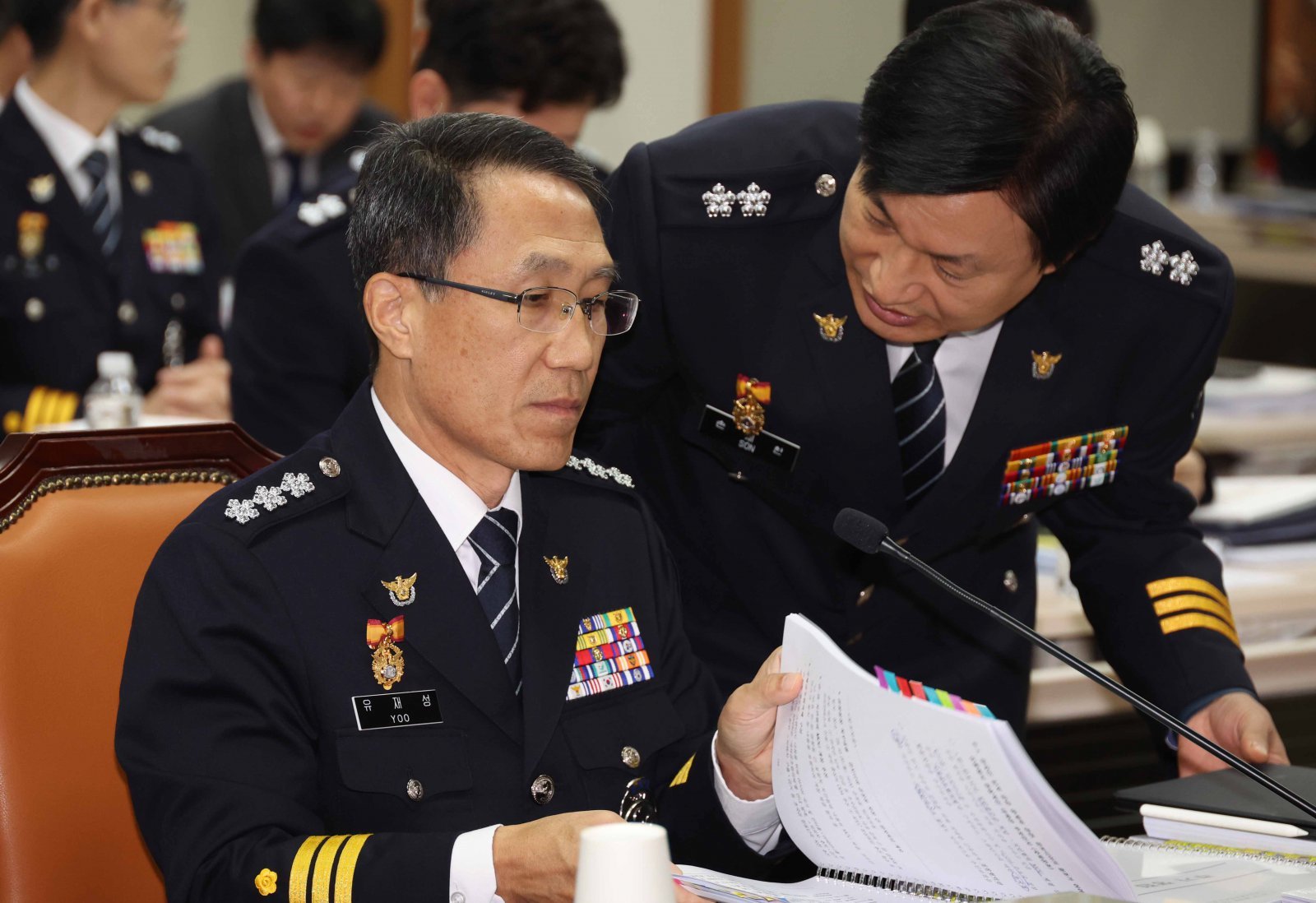 유재성 경찰청장 직무대행이 17일 오전 서울 서대문구 경찰청에서 열린 행정안전위원회 국정감사에 앞서 손제한(오른쪽) 서울경찰청 수사차장과 대화를 하고 있다. 2025.10.17 뉴시스