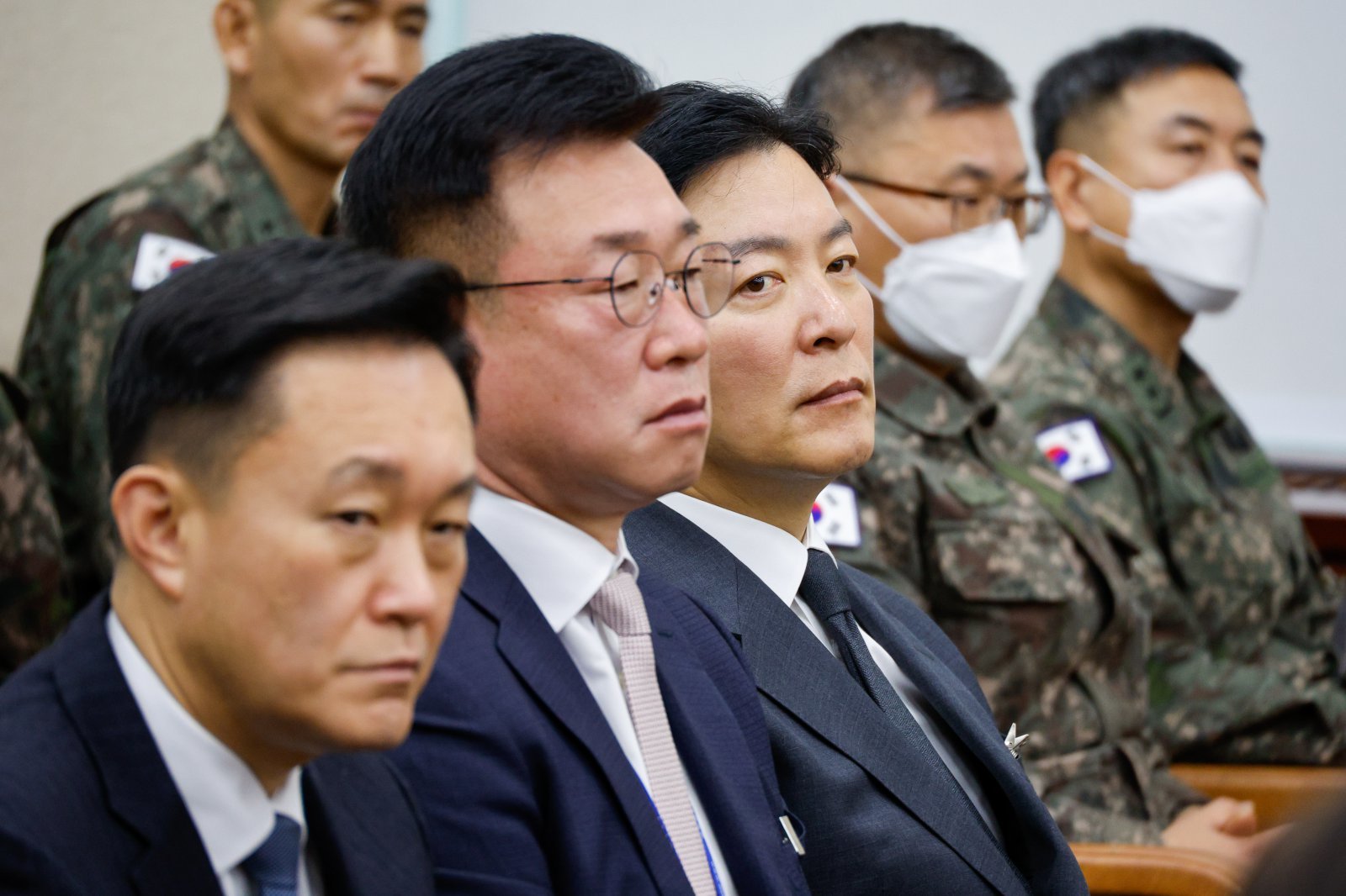 김성훈 대통령경호처 차장, 이광우 경호본부장, 이진하 안전본부장이 22일 오전 서울 여의도 국회에서 열린 윤석열 정부의 비상계엄 선포를 통한 내란 혐의 진상규명 국정조사 1차 청문회에 출석하고 있다. 2025.1.22/뉴스1