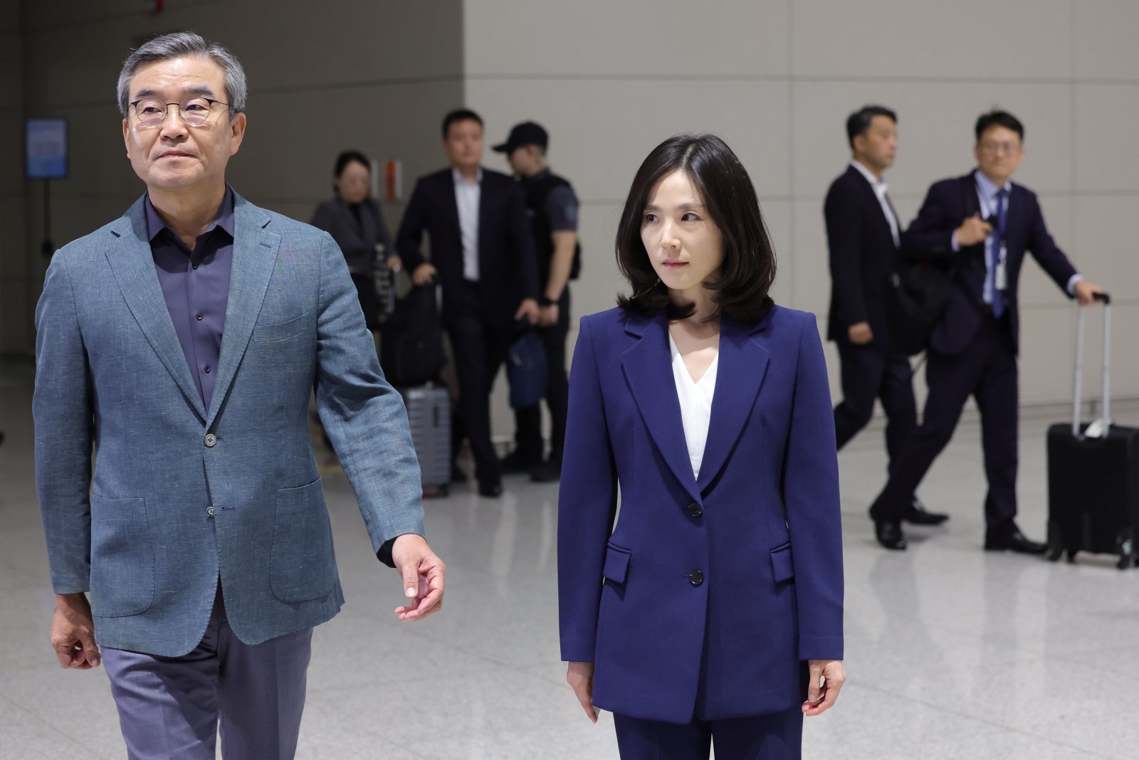 정부합동대응팀 단장인 김진아 외교부 2차관과 박성주 경찰청 국가수사본부장 등 15일 오후 인천국제공항 제2터미널에서 한국인 대상 취업사기·납치·감금 범죄가 빈번하게 발생하고 있는 캄보디아로 출국하고 있다. 2025.10.15 뉴시스