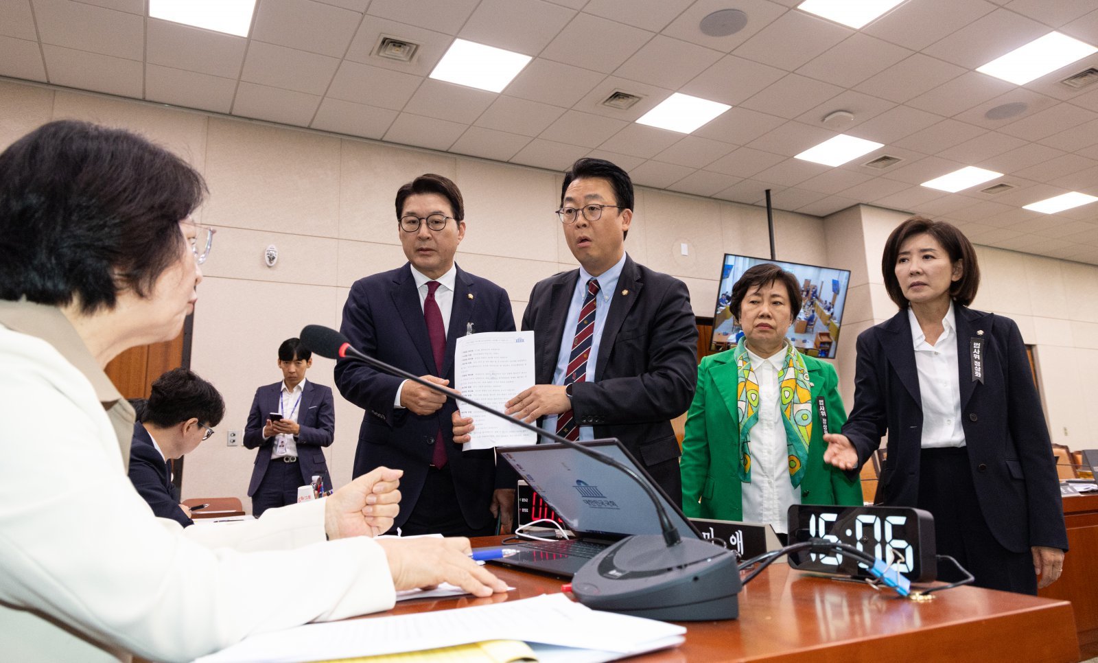 16일 서울 여의도 국회에서 열린 법제사법위원회 감사원 등에 대한 국정감사에서 국민의힘 위원들이 의사 진행 관련으로 추미애 위원장에게 항의하고 있다. 2025.10.16 뉴스1