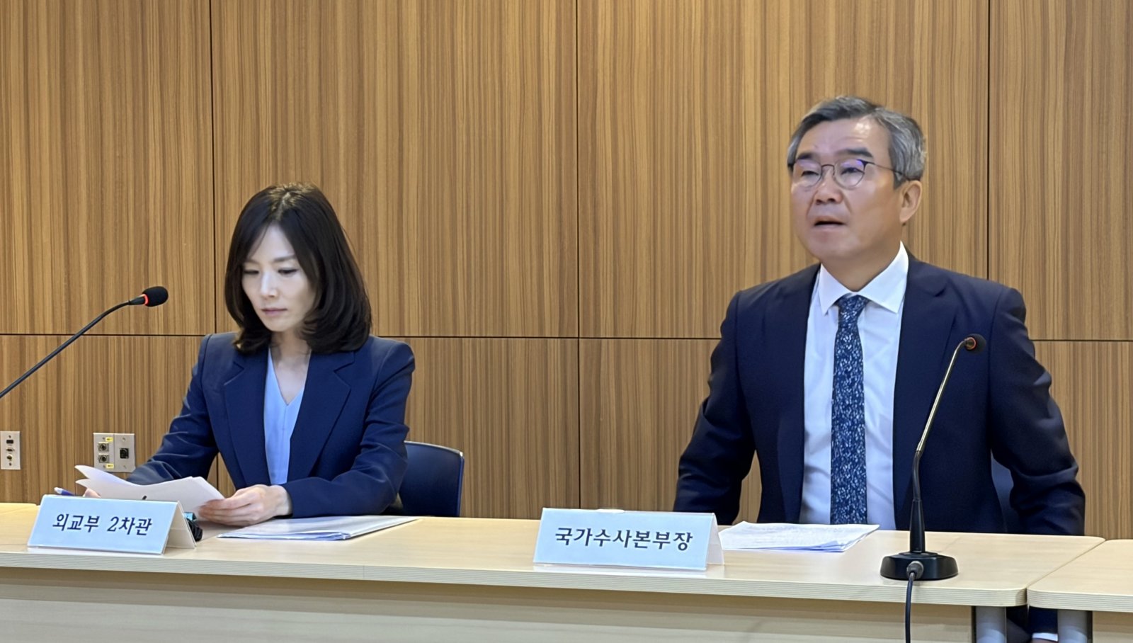 김진아 외교부 2차관과 박성주 경찰청 국가수사본부장이 17일(현지시간) 주 캄보디아 대한민국 대사관에서 열린 기자간담회를 진행하고 있다. 2025.10.17/뉴스1