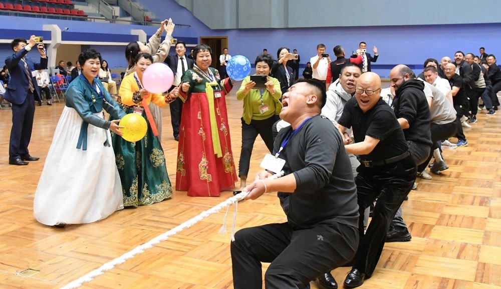 ‘김일성·김정일기금총회 2025’ 참가자들, 친선모임 진행  북한 노동당 기관지 노동신문은 12일 ‘김일성김정일기금총회 2025’ 참가자들의 친선모임이 태권도전당에서 진행됐다고 13일 보도했다.