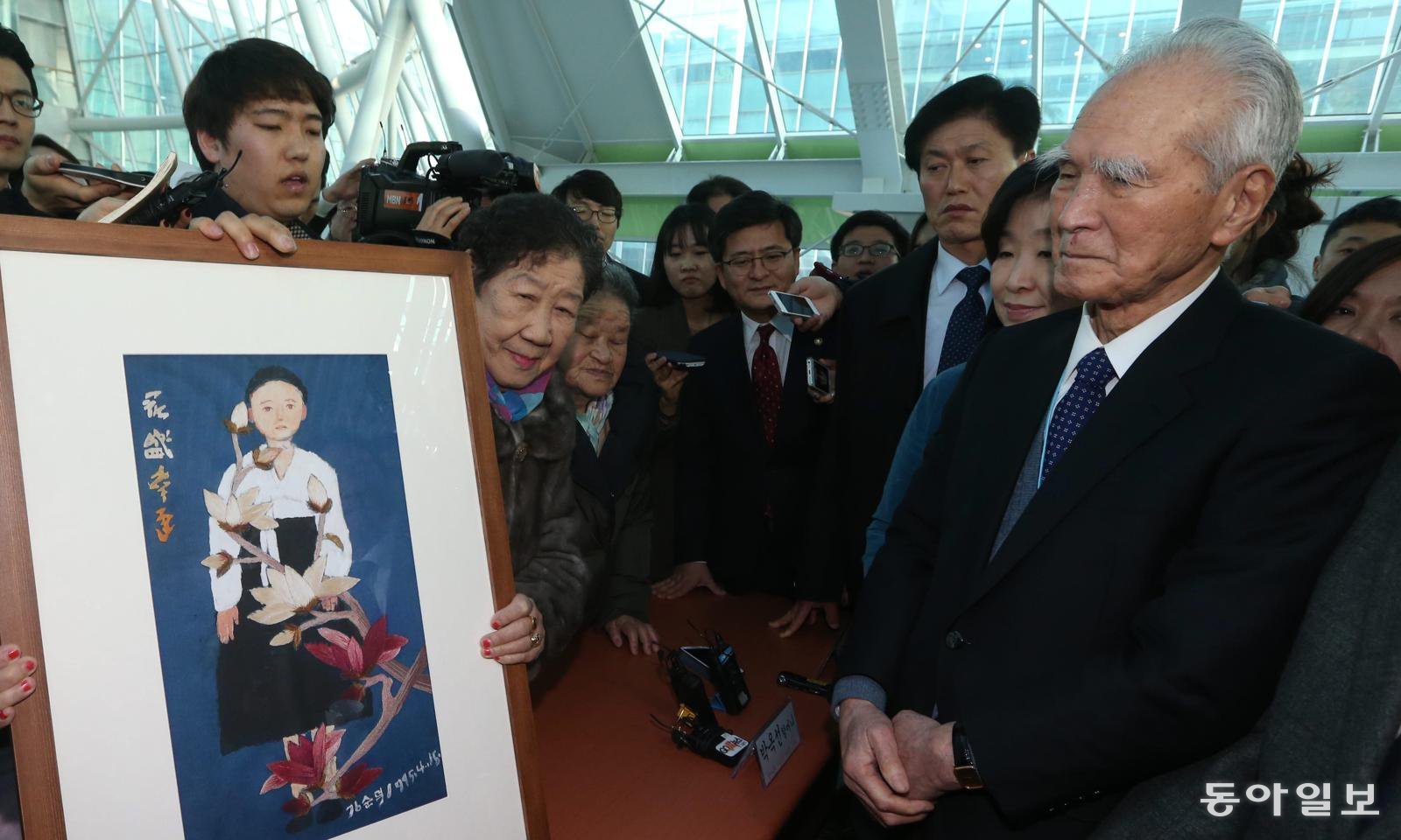 2014년 2월 방한한 무라야마 도미이치 전 일본 총리가 국회를 방문해 일본군 위안부로 동원돼 고통받은 고 김순덕 할머니가 그린 ‘못다 핀 꽃’을 바라보고 있다. 17일 별세한 무라야마 전 총리는 1995년 담화를 통해 일본 총리로서는 처음으로 식민 지배와 침략에 대한 사죄를 표명했다. 이훈구 기자 ufo@donga.com