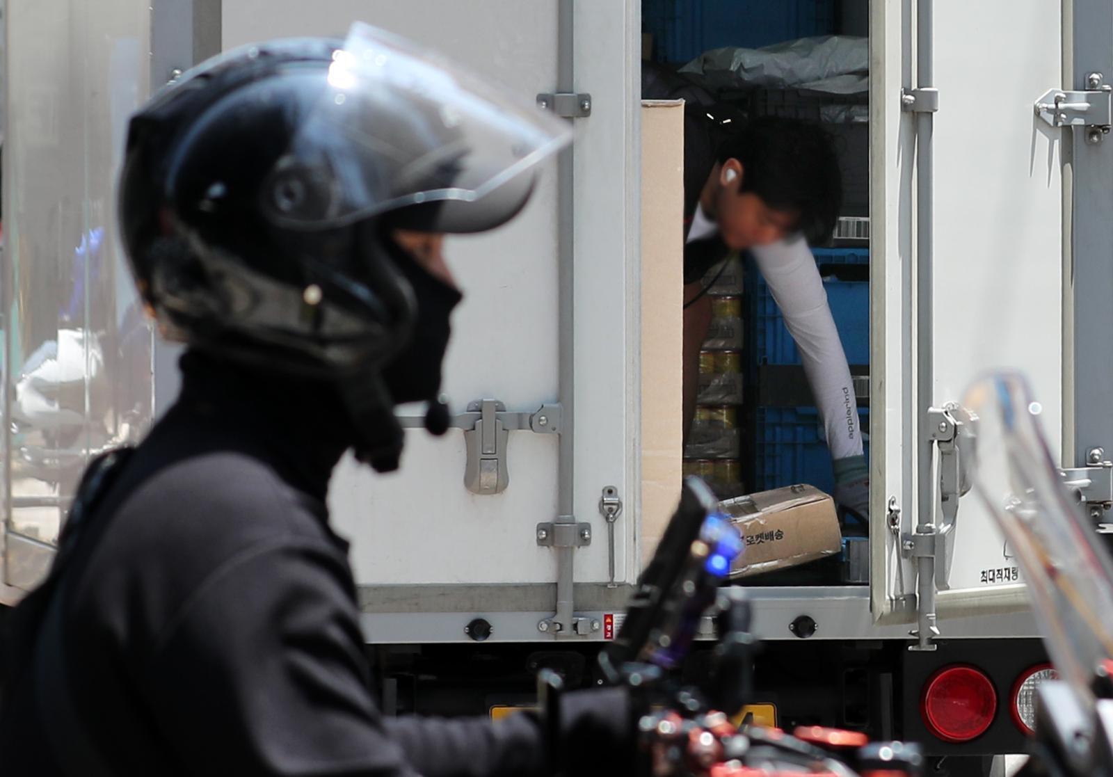 지난 26일 민주노총 서비스연맹이 발표한 ‘임금 불안정 실태조사’에 따르면 택배기사, 배달라이더 등 특수고용노동자는 일반 취업자보다 일주일에 약 7시간 더 일한다는 조사 결과가 나왔다. 특수고용노동자는 회사와 근로계약이 아니라 독립사업자(자영업자)로서 계약을 맺는 근로자를 말한다. 27일 오전 서울 시내에서 한 택배기사가 물품을 배달하고 있다. 2023.06.27. [서울=뉴시스]