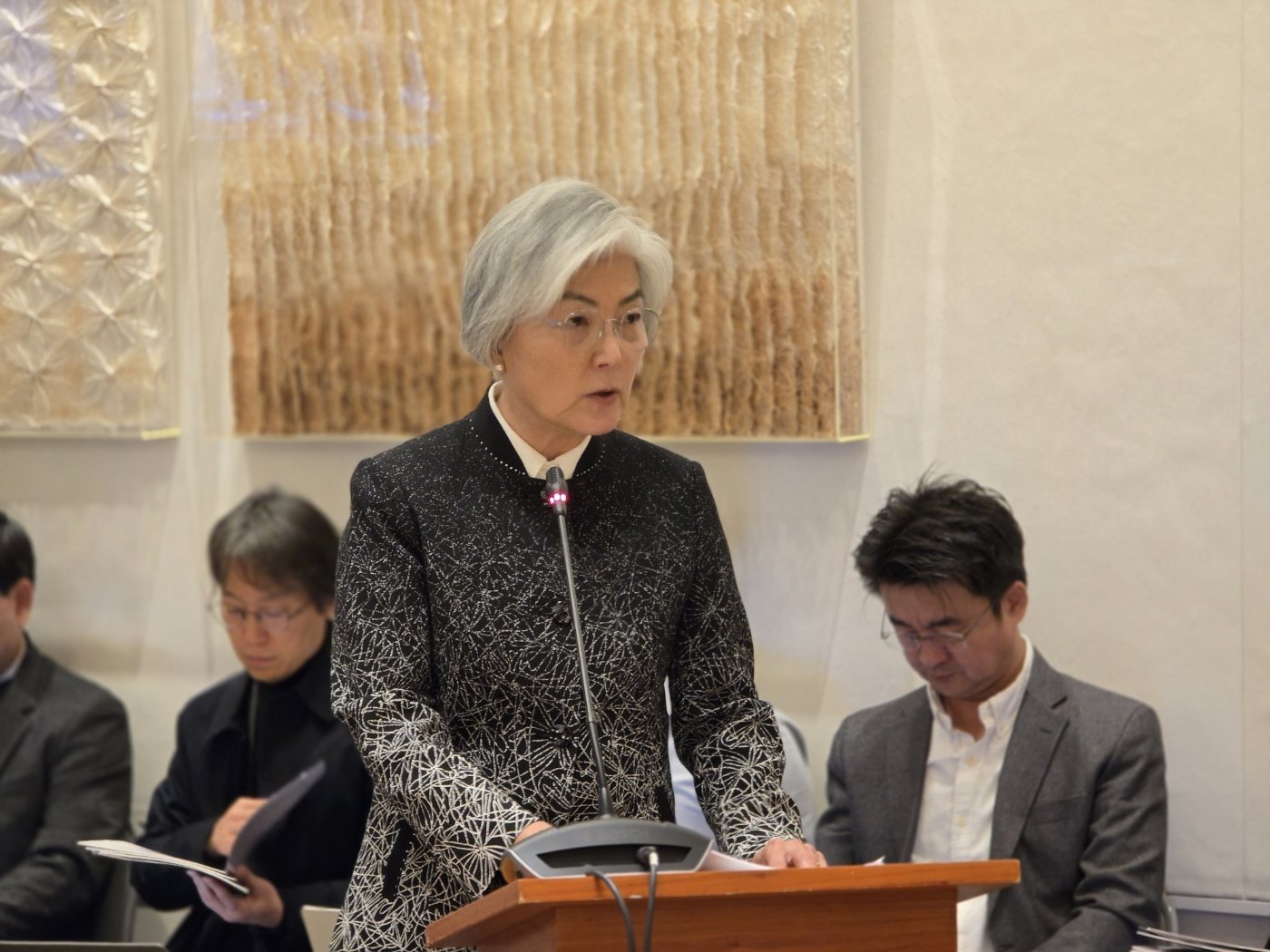 강경화 주미대사가 17일(현지시간) 미국 뉴욕 주유엔대표부에서 열린 국회 외교통일위원회 국정감사에서 업무보고를 하고 있다. 강 주미대사는 “도널드 트럼프 미국 대통령의 경주 APEC(아시아태평양경제협력체) 방한을 계기로 외교 안보, 통상 등 한미 간 협력분야에서 가시적인 성과가 도출될 수 있도록 사전 준비를 철저히 하겠다＂라고 밝혔다. ⓒ News1