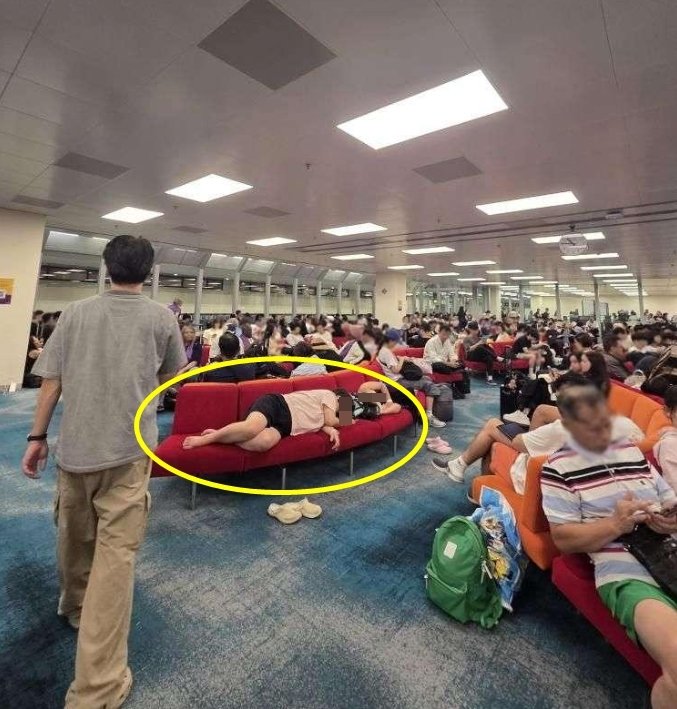 싱가포르 창이공항에서 한국인 모녀가 벤치 다섯 개를 차지하고 누워 자는 모습이 공개돼 논란이다. 해외에서도 ‘비매너 한국인’ 논쟁이 이어지고 있다. 보배드림 갈무리