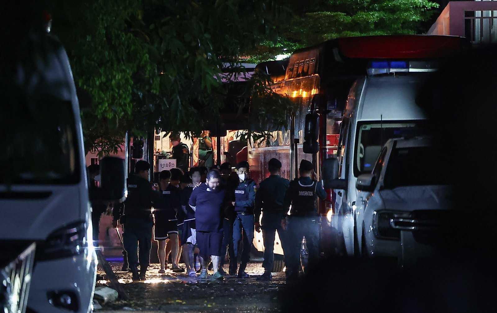 캄보디아 당국의 범죄단지 단속으로 적발돼 현지 유치장에 구금됐던 한국인들이 17일(현지시간) 캄보디아 프놈펜 이민청에서 태초국제공항으로 이동을 위해 버스를 탑승하고 있다. 2025.10.18/뉴스1