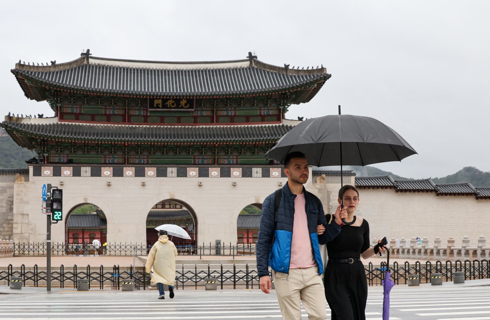 전국 대부분 지역에 비가 내리는 13일 서울 종로구 광화문 앞으로 우산 쓴 외국인 관광객들이 발걸음을 옮기고 있다. 2025.10.13/뉴스1