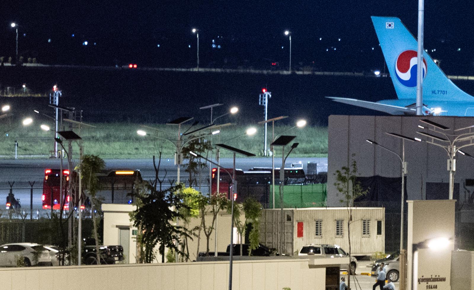 17일(현지시간)캄보디아 당국의 범죄단지 단속으로 적발돼 현지 유치장에 구금됐던 한국인들이 탑승한 버스가 태초국제공항에서 대한항공 전세기로 이동하고 있다. 2025.10.18/뉴스1