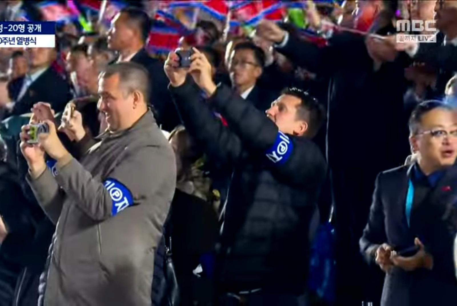 11일 당 창건 80주년 경축 열병식이  김일성광장에서  열릴 때  외국 기자들이 스마트폰으로 신기한 장면들을 촬영하고 있다.  유튜브 캡쳐.